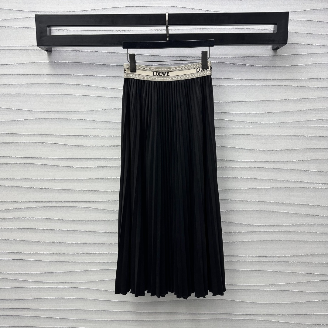 NO:317105,Loew*2025 new product launches the shelves with letters pleated long skirts, custom YB imported suede material, smooth and comfortable, voxel color and letter striped webbing waist design, add layered styling, old money elements, elastic thin waist seal divided up upper and lower proportions, highlighting waistline, full pleated skirt with full weight, add layered styling, swaying in action, bringing out an elegant atmosphere and a strong aura, special craftsmanship pleated not easy to loosen and deform, easy to wear fashionable and fashionable, surface auxiliary materials development, high-waist pleated long skirt tailoring, daily commuting versatile items, high-version 2 colors,,loewe, skirts,chamois leather,alexander wang19860909Loew*2025新品上架字母织带百褶长裙定制YB进口麂皮绒面材质 垂顺舒适 通体素色配合字母条纹织带腰头设计 增添造型层次感 老钱元素拉满 弹力满满的细腰封划分上下比例 突出腰线 份量感十足的百褶裙摆 增添造型层次感 行动间摇曳生姿 带出优雅气息和强大气场 特殊工艺压褶不易松散变形 轻松穿出时髦洋气感 面辅料开发 高腰百褶长半裙剪裁 日常通勤百搭单品  高版本2色,,loewe,skirts,chamois leather,alexander wang,Women's clothing
