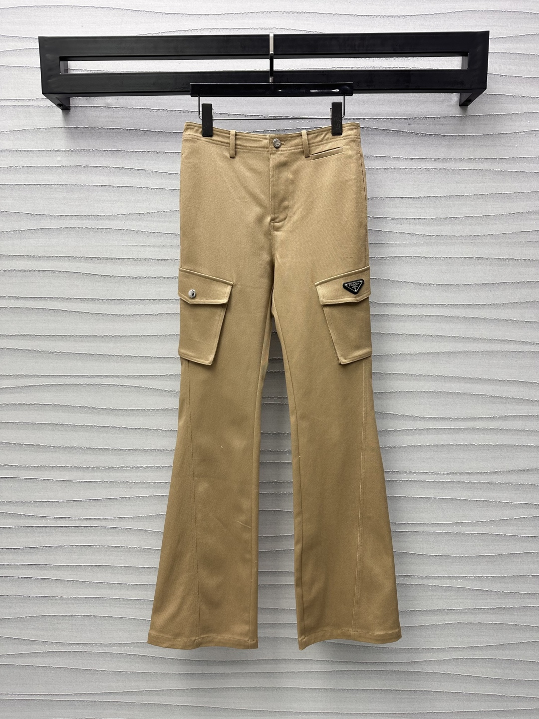 NO:317123,Prad*2025 new product is on the shelves of workwear, custom made of YB imported twill cotton, crisp, elastic and comfortable, decorated with workwear pockets on both sides, decorated with iconic triangle markers, highlighting the brand tone, the rear hip flap symmetrical pocket echoes, adding layered look, high waist trousers cut, slim and fashionable, modifying the leg line ratio, high version 2 colors,,prada,alexander wang19860909Prad*2025新品上架工装微喇长裤定制YB进口斜纹棉材质 挺括弹力舒适 饰以两侧工装口袋设计 配合标志性三角标点缀装饰 彰显品牌调性 后臀翻盖对称口袋呼应 增添造型层次感 高腰微喇长裤剪裁 上身显瘦时髦 修饰腿型线条比例  高版本2色,,prada,alexander wang,Women's clothing