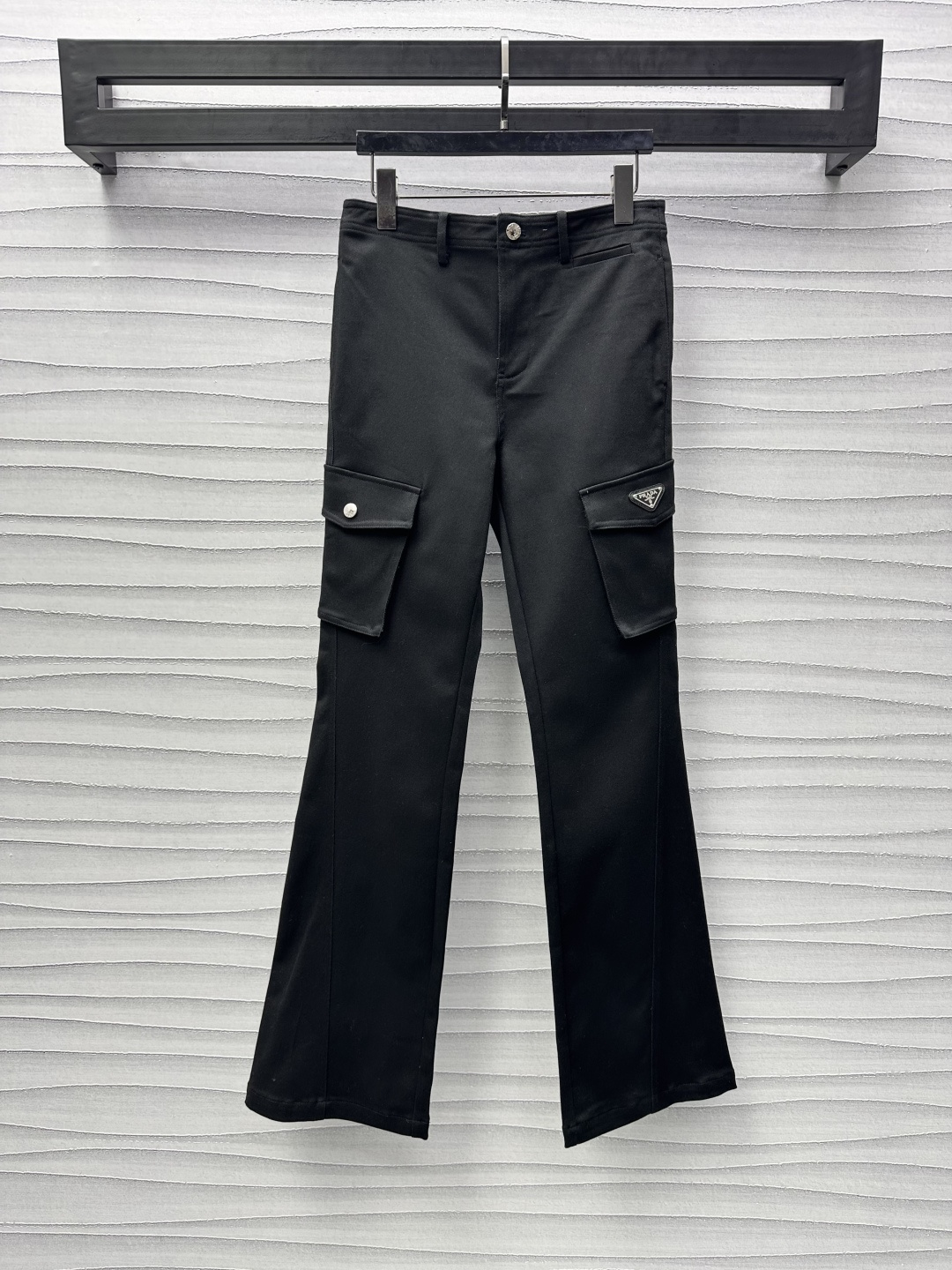 NO:317119,Prad*2025 new product is on the shelves of workwear, custom made of YB imported twill cotton, crisp, elastic and comfortable, decorated with workwear pockets on both sides, decorated with iconic triangle markers, highlighting the brand tone, the rear hip flap symmetrical pocket echoes, adding layered look, high waist trousers cut, slim and fashionable, modifying the leg line ratio, high version 2 colors,,prada,alexander wang19860909Prad*2025新品上架工装微喇长裤定制YB进口斜纹棉材质 挺括弹力舒适 饰以两侧工装口袋设计 配合标志性三角标点缀装饰 彰显品牌调性 后臀翻盖对称口袋呼应 增添造型层次感 高腰微喇长裤剪裁 上身显瘦时髦 修饰腿型线条比例  高版本2色,,prada,alexander wang,Women's clothing