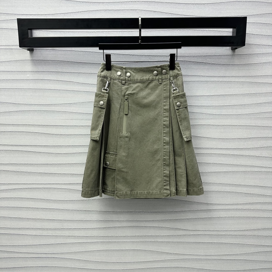 NO:317140,Dio*2025 new product is on the shelves of the pressed pleated workwear skirt, custom YB imported twill cotton material, crisp and stylish, the whole body ginger color is lined with the same color system to outline the outline, creating a casual and relaxed style with a workwear feel. The special high-temperature pleated process makes the hem pleated more neat and not easy to loosen. The overall flip pocket embellishes the letter logo to highlight the brand tone. The front offset letter zipper design is combined with multiple pocket decorations to add a sense of styling. Practical and beautiful. The development of surface accessories. High-waist micro A skirt tailoring shows the trendy and fashionable style. The first choice for street fashion trendy focus. High version,,dior, skirts,alexander wang19860909Dio*2025新品上架压褶工装半身裙定制YB进口斜纹全棉材质 挺括有型 通体军绿素色沿用同色系走线勾勒轮廓 打造工装感的休闲松弛风格 特殊高温压褶工艺让下摆百褶更利落不易松散 整体翻盖口袋点缀刻印字母徽标 彰显品牌调性 前侧胶印字母拉链设计配合多处口袋装饰 增添造型层次感 实用美观 面辅料开发 高腰微A半裙剪裁 尽显潮流时尚造型 炸街时髦焦点首选  高版本,,dior,skirts,alexander wang,Women's clothing