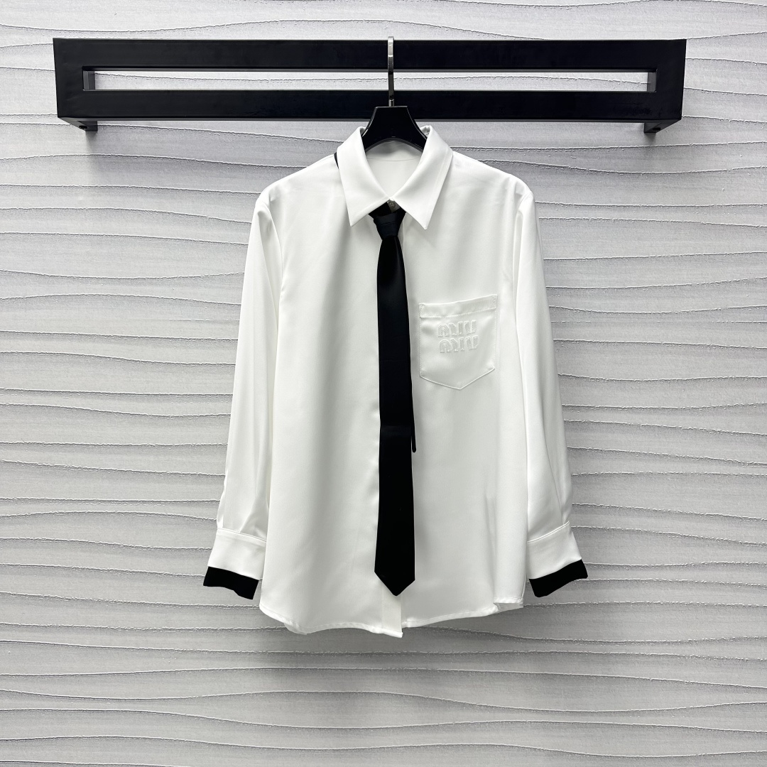 NO:317124,Miumi*2025 new product ties and long-sleeved shirts are customized with YB imported acetic acid material. The drapes are silky and decorated with chest pockets and three-dimensional letter logos to highlight the brand tone. The black tie echoes the cuffs to add a sense of styling. Simple and fashionable outfits. The development of accessories for the lapels. The tailoring of the lapels. The first choice for sweet and cool girls. High-end version, miumiu,shirts,ties,alexander wang19860909Miumi*2025新品上架领带长袖衬衫定制YB进口醋酸材质 垂感丝滑 饰以胸前口袋配合立体字母徽标点缀装饰 彰显品牌调性 黑色领带与袖口呼应 增添造型层次感 穿搭简约时髦 面辅料开发 翻领长袖衬衣剪裁 甜酷女生穿搭首选  高版本,,miumiu,shirts,ties,alexander wang,Women's clothing