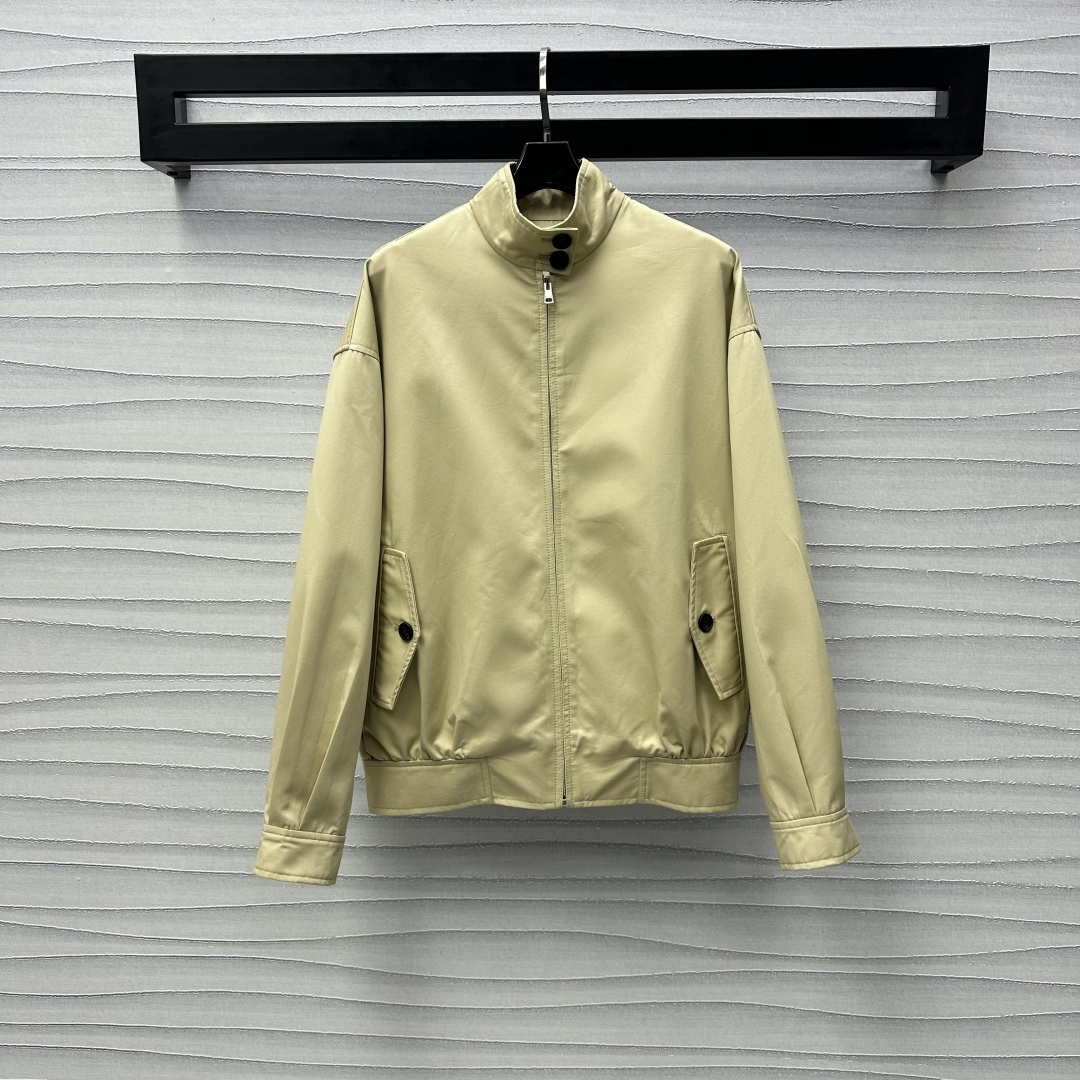 NO:317128,Gucc*2025 new product stand-alone collar jacket custom YB twill cotton material, texture and shiny, more advanced quality, surface auxiliary materials development, stand-alone collar drop shoulder jacket tailoring, dark zipper treatment, neckline button adjustment echoes the convenient pockets on both sides, showing casual style, loose style without picking on the figure, fake two-piece shawl design on the back, adds layering of the styling, and shows fashionable style, the upper body creates a fashionable style, the most popular outfits nowadays, high-end version, gucci, jackets & coats, jackets & coats,shawls,alexander wang19860909Gucc*2025新品上架立领夹克外套定制YB斜纹全棉材质 质感光泽 品相更为高级 面辅料开发 立领落肩夹克外套剪裁 暗襟拉链处理 领口纽扣调节处理呼应双侧便捷口袋 尽显休闲风范 宽松版型不挑身材 后背假两件披肩设计 增添造型层次感 穿搭尽显洋气风格 上身营造时尚风范 时下最流行穿搭  高版本,,gucci,jackets & coats,jackets & coats,shawls,alexander wang,Women's clothing