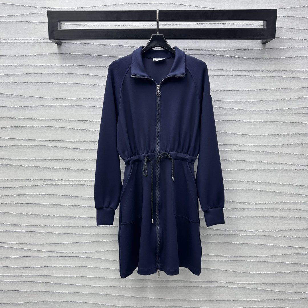 NO:317116,Moncle*2025 new product drawstring lapel dress customized with custom YB imported red cotton material, double zipper adjustment design with waist drawstring tightening, skirt and jacket suitable for people with different body shapes, iconic cuff embellishment and decoration, showing brand tone, surface auxiliary material development, long-sleeved dress tailoring, medium-length upper body to accommodate slimming, multiple ways to wear to meet different matching, high-end fashion, high-end version,, skirts, jackets & coats, alexander wang19860909Moncle*2025新品上架抽绳翻领连衣裙定制YB进口朱地棉材质 前襟双拉链调节设计 配合腰围抽绳收紧处理 可裙子可外套 适合不同身形人群 袖口标志性章仔点缀装饰 彰显品牌调性 面辅料开发 长袖连衣裙剪裁 中长款上身包容显瘦 多种穿法满足不同搭配 穿搭高级时髦 高版本,,skirts,jackets & coats,alexander wang,Women's clothing