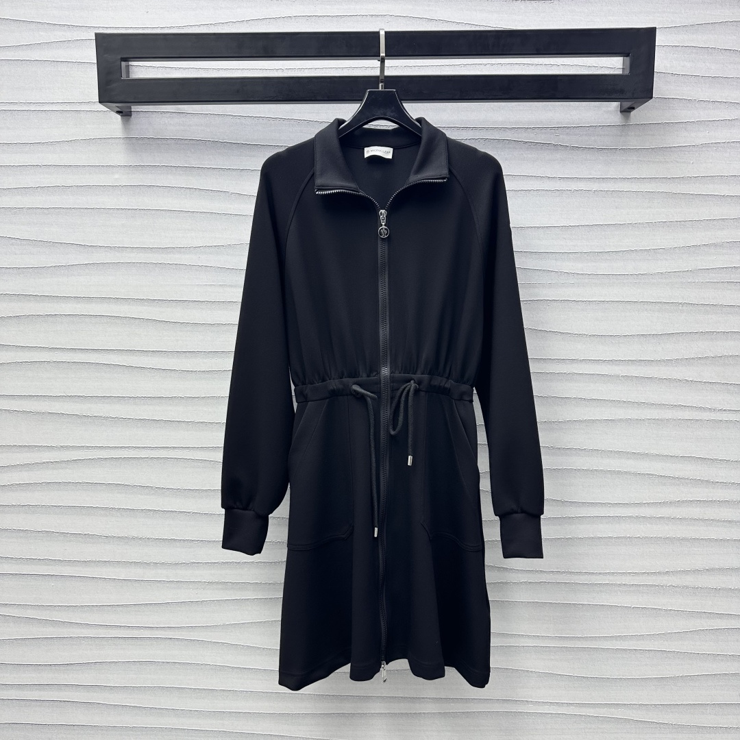 NO:317139,Moncle*2025 new product drawstring lapel dress customized with custom YB imported red cotton material, double zipper adjustment design with waist drawstring tightening, skirt and jacket suitable for people with different body shapes, iconic cuff embellishment and decoration, showing brand tone, surface auxiliary material development, long-sleeved dress tailoring, medium-length upper body to accommodate slimming, multiple ways to wear to meet different matching, high-end fashion, high-end version,, skirts, jackets & coats, alexander wang19860909Moncle*2025新品上架抽绳翻领连衣裙定制YB进口朱地棉材质 前襟双拉链调节设计 配合腰围抽绳收紧处理 可裙子可外套 适合不同身形人群 袖口标志性章仔点缀装饰 彰显品牌调性 面辅料开发 长袖连衣裙剪裁 中长款上身包容显瘦 多种穿法满足不同搭配 穿搭高级时髦 高版本,,skirts,jackets & coats,alexander wang,Women's clothing