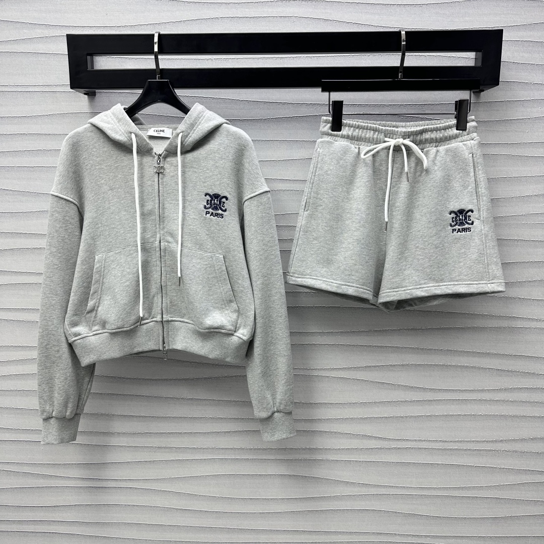 NO:317120,Celin*2025 new product hooded zipper jacket shorts set customized YB imported native cotton material comfortable and stylish. Use a two-way zipper drawstring to adjust it at will to add a sense of styling. The chest is decorated with an Arc de Triomphe embroidered logo, echoing the letter elements of the back, highlighting the brand tone. The surface and accessories are developed. Hooded zipper jacket matched with shorts. The elastic rope trousers modify the abdominal lines. The logo echoes the upper and lower. The outfit is comfortable and fashionable. You can easily control it in daily travel or leisure and entertainment. You can reduce age and youthfulness. High-end version, celine, shorts, jackets & coats, hats, alexander wang19860909Celin*2025新品上架连帽拉链外套短裤套装定制YB进口原生全棉材质 舒适有型 沿用双向拉链抽绳随意调节处理 增添造型层次感 胸前饰以凯旋门刺绣徽标点缀 与后背字母元素呼应 彰显品牌调性 面辅料开发 连帽拉链外套搭配套装短裤 弹力绳裤头修饰腹部线条 徽标上下呼应 穿搭舒适时尚 成套穿搭日常出行还是休闲娱乐 都能轻松驾驭 减龄青春洋气 高版本,,celine,shorts,jackets & coats,hats,alexander wang,Women's clothing