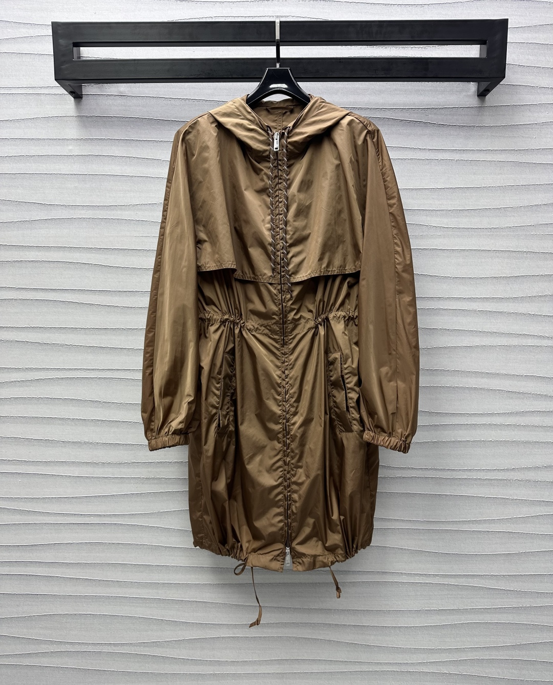 NO:317087,Prad*2025 new product launches hooded rope windbreaker jacket customized YB imported charge nylon material breathable and comfortable, full texture, large body voxel color, cuff tightening, waist hem drawstring adjust fit, lighter and flexible, combined with the proportion of chest line contour segmentation, low-key highlights the brand design sense, add pockets to easily store, get rid of bloat, first-class windproof and cold protection, improves the fashion of outdoor activities, facial accessories development, hooded drawstring long jacket tailoring, any casual wear, outstanding and fashionable, high-end 2 colors,,prada, jackets & coats,hats,alexander wang19860909Prad*2025新品上架连帽绞花绳风衣外套定制YB进口冲锋尼龙材质 透气舒适 质感十足 大身通体素色 袖口收紧处理腰间衣摆抽绳调节贴合身型 更轻便灵活 配合胸线轮廓分割比例 低调彰显品牌设计感 增添口袋轻松收纳 摆脱臃肿 防风御寒效果一流 提升户外活动穿搭的时尚度 面辅料开发 连帽抽绳长款外套剪裁 随意外搭都出彩时髦  高版本2色,,prada,jackets & coats,hats,alexander wang,Women's clothing