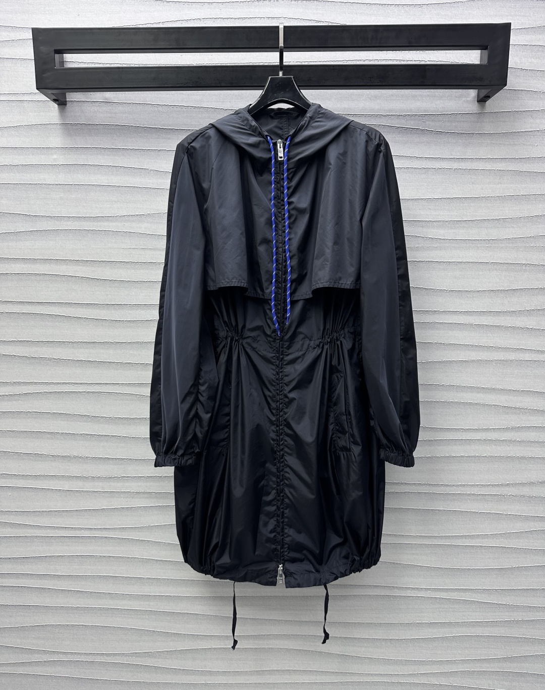 NO:317110,Prad*2025 new product launches hooded rope windbreaker jacket customized YB imported charge nylon material breathable and comfortable, full texture, large body voxel color, cuff tightening, waist hem drawstring adjust fit, lighter and flexible, combined with the proportion of chest line contour segmentation, low-key highlights the brand design sense, add pockets to easily store, get rid of bloat, first-class windproof and cold protection, improves the fashion of outdoor activities, facial accessories development, hooded drawstring long jacket tailoring, any casual wear, outstanding and fashionable, high-end 2 colors,,prada, jackets & coats,hats,alexander wang19860909Prad*2025新品上架连帽绞花绳风衣外套定制YB进口冲锋尼龙材质 透气舒适 质感十足 大身通体素色 袖口收紧处理腰间衣摆抽绳调节贴合身型 更轻便灵活 配合胸线轮廓分割比例 低调彰显品牌设计感 增添口袋轻松收纳 摆脱臃肿 防风御寒效果一流 提升户外活动穿搭的时尚度 面辅料开发 连帽抽绳长款外套剪裁 随意外搭都出彩时髦  高版本2色,,prada,jackets & coats,hats,alexander wang,Women's clothing