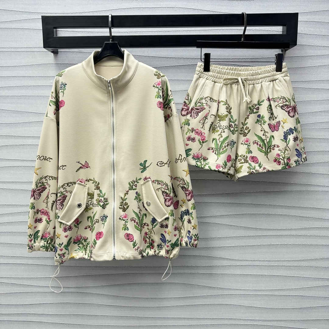 NO:317104,Dio*2025 new product is available for printing jackets and shorts set, custom YB twill cotton material, texture is obviously comfortable, decorated with butterfly floral print patterns, highlighting the brand tone, Zipper adjustment, cuff elastic and tight fitting, and clothes hem drawstring design, adding layering, double-sided convenient pockets, showing casual style, loose style without picking on the figure, facial accessories, stand-alone collar drop-shoulder jacket suit shorts, elastic rope pants to modify the abdominal lines, prints echo up and down, comfortable and fashionable, complete sets of high-end and fashionable, daily travel or leisure and entertainment, can be easily controlled, high-end version,,dior, shorts, jackets & coats, jackets & coats, alexander wang19860909Dio*2025新品上架印花夹克短裤套装定制YB斜纹棉材质 肌理明显舒适 饰以蝴蝶花卉印花图案点缀装饰 彰显品牌调性 拉链调节处理 袖口松紧收口配合衣摆抽绳设计 增添造型层次感 双侧便捷口袋 尽显休闲风范 宽松版型不挑身材 面辅料开发 立领落肩夹克外套套装短裤 弹力绳裤头修饰腹部线条 印花上下呼应 穿搭舒适时尚 成套穿搭高级时髦 日常出行还是休闲娱乐 都能轻松驾驭  高版本,,dior,shorts,jackets & coats,jackets & coats,alexander wang,Women's clothing