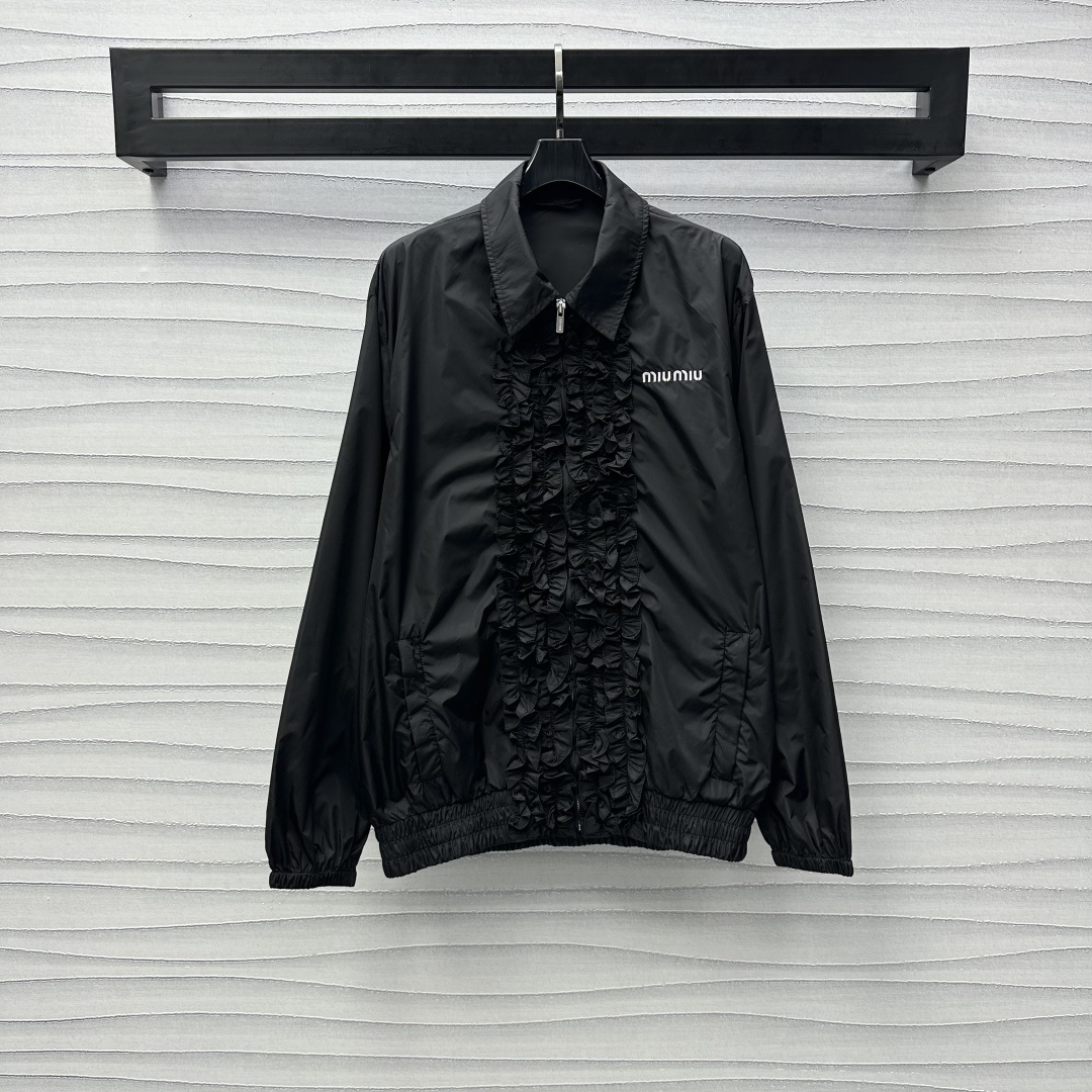 NO:317098,Miumi*2025 new product pleated lace jacket custom YB imported nylon material craft treatment light and comfortable Multi-layer pleated process treatment in the front to add layering of styling Simple and high-end iconic letter embroidery logo embellishment on the chest highlights the brand tone Highlights Design elements Face and auxiliary materials development Lapel zipper jacket tailoring Upper body casual academy age reduction Higher version, Miumiu, jackets & coats, jackets & coats, alexander wang19860909Miumi*2025新品上架褶皱花边夹克外套定制YB进口尼龙材质 工艺处理 轻薄舒适 沿用前襟多层褶皱工艺处理 增添造型层次感 简约高级 胸前标志性字母刺绣徽标点缀装饰 彰显品牌调性 凸显设计元素 面辅料开发 翻领拉链夹克外套剪裁 上身休闲学院减龄  高版本,,miumiu,jackets & coats,jackets & coats,alexander wang,Women's clothing