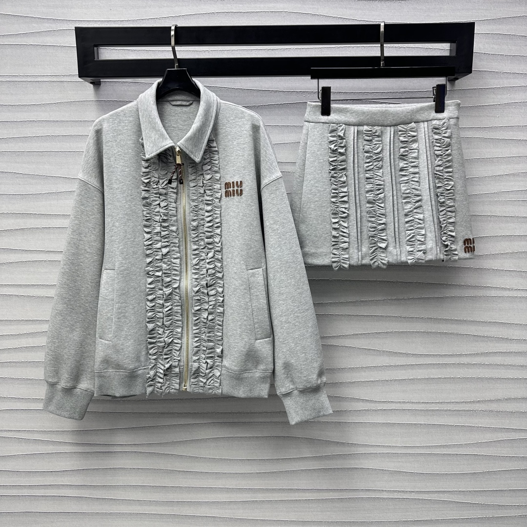 NO:317092,Jacket Skirts 220Miumi* New pleated lace jackets and short skirt set customized YB imported twill cotton material, gram-weight cotton, full texture, processed with multi-layer pleated process on the front closure, the short skirt is full of floor to echo, add layered style, lapel and shoulder jacket, golden zipper adjustment and twisted rope design, showing unique and fashionable, the iconic letters on the chest are decorated with leather seals, showing the brand tone, loose style is not picky about the figure, matched with high-waisted skirts in the same series, the upper body is extended in the legs, the skirt letters echo up and down, the complete set is more brand-fashioned, the most popular outfits nowadays, age-reducing campus style, high-end version,,miumiu, skirts, jackets & coats, jackets & coats, alexander wang19860909外套 半裙220Miumi*新品上架褶皱花边夹克短裙套装定制YB进口斜纹全棉材质 克重全棉 质感十足 沿用前襟多层褶皱工艺处理 短裙前片满铺呼应 增添造型层次感 翻领落肩夹克外套 金色拉链调节配合绞色绑绳设计 尽显独特时髦 胸前标志性字母皮革章仔点缀装饰 彰显品牌调性 宽松版型不挑身材 搭配同系列高腰半裙 上身拉长腿部比例 显高显瘦 裙边字母上下呼应 成套搭配更具品牌时尚风范 时下最流行穿搭 减龄校园风格 高版本,,miumiu,skirts,jackets & coats,jackets & coats,alexander wang,Women's clothing