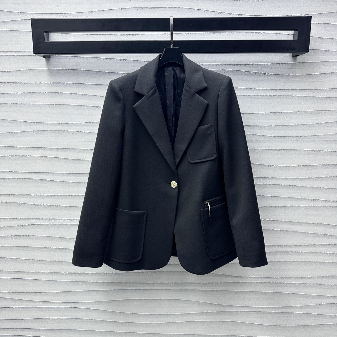 NO:317100,Louis Vuitto*2025 new product is available. Customized lapel suit jacket YB imported fine imitation wool material. High-quality texture. Fully-quality. Divided lapel. Single logo letter gold button adjustment. Single side pocket with zipper decoration. Add layered look. Single side pocket on the chest echoes up and down. Simple and gorgeous. Presbyterian full-print lining. Shows the brand tone. Details reflect quality. Decoration of the surface and auxiliary materials. Contoured and handsome. Shows noble and elegant style. Daily commuting and attending important occasions. High-version 2 colors., louis vuitton, jackets & coats, business suit, alexander wang19860909Louis Vuitto*2025新品上架 翻领西装外套定制YB进口精仿羊毛材质 质感上乘 品相十足 分割式翻领 单颗标志字母金色纽扣调节 单侧口袋配合拉链装饰 增添造型层次感 胸前单侧口袋上下呼应 简约华丽 老花满印内衬 彰显品牌调性 细节体现品质 面辅料开发 廓形西服外套剪裁 穿搭包容帅气 展现高贵优雅风格 日常通勤与出席重要场合都  高版本2色,,louis vuitton,jackets & coats,business suit,alexander wang,Women's clothing