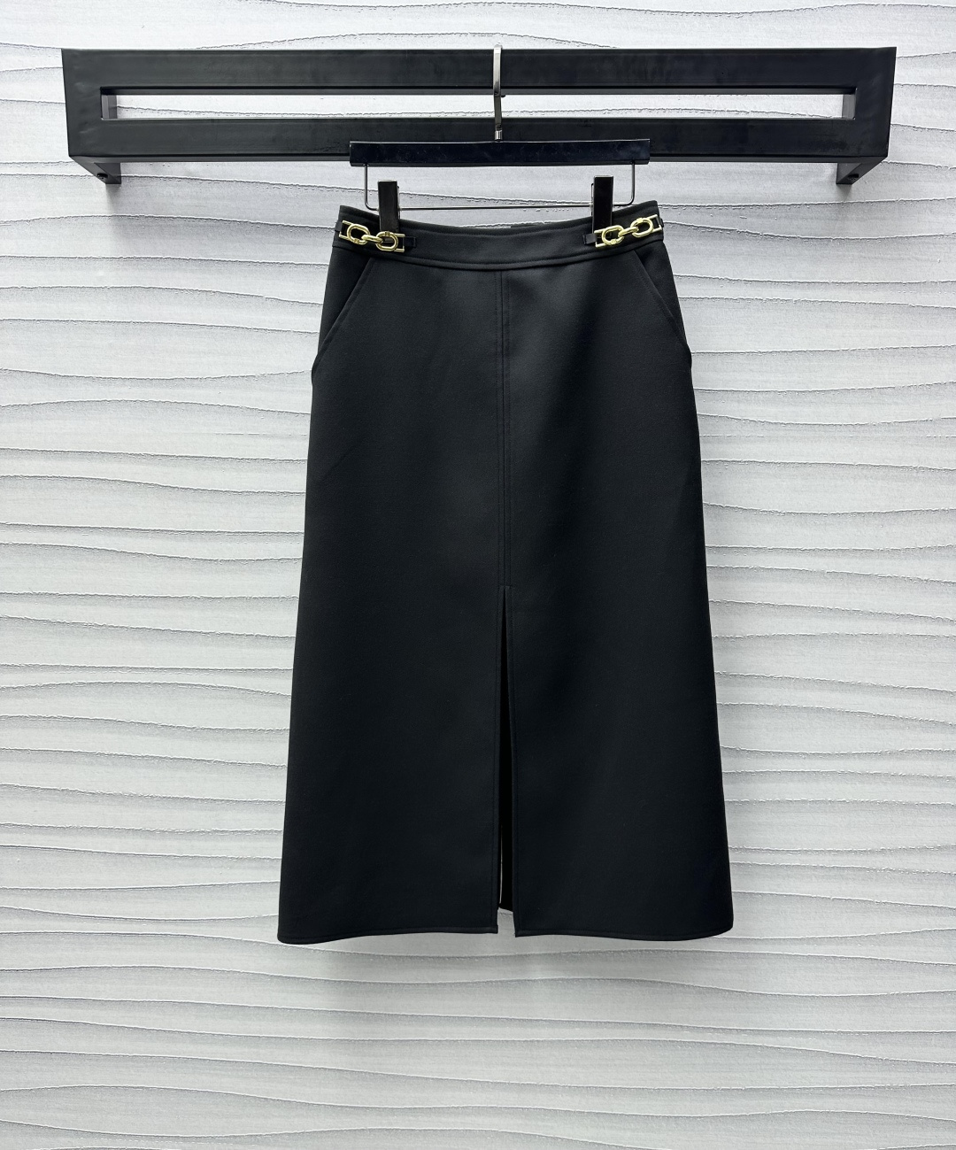 NO:317097,Louis Vuitto*2025 new product is available. Customized high-waist slit skirt with YB imported fine imitation wool material. High-quality texture and full of quality. Metal rings on both sides of the waist are decorated with the adjustment of presbyterian leather zippers on the back waist. High-quality slit skirt design and treatment to increase the styling layering. Details reflect quality. Developed with auxiliary materials. High-waist slit skirt tailoring. The outfit is inclusive and slimming. Show noble and elegant style. Daily commuting and attending important occasions. High-version 2 colors,,louis vuitton, skirts, alexander wang19860909Louis Vuitto*2025新品上架 高腰开衩半裙定制YB进口精仿羊毛材质 质感上乘 品相十足 腰间两侧金属环扣点缀装饰 配合后腰老花皮革拉链调节 彰显品牌调性 裙摆前后开衩设计处理 增添造型层次感 精致优雅 细节体现品质 面辅料开发 高腰开衩长半裙剪裁 穿搭包容显瘦 展现高贵优雅风格 日常通勤与出席重要场合都  高版本2色,,louis vuitton,skirts,alexander wang,Women's clothing