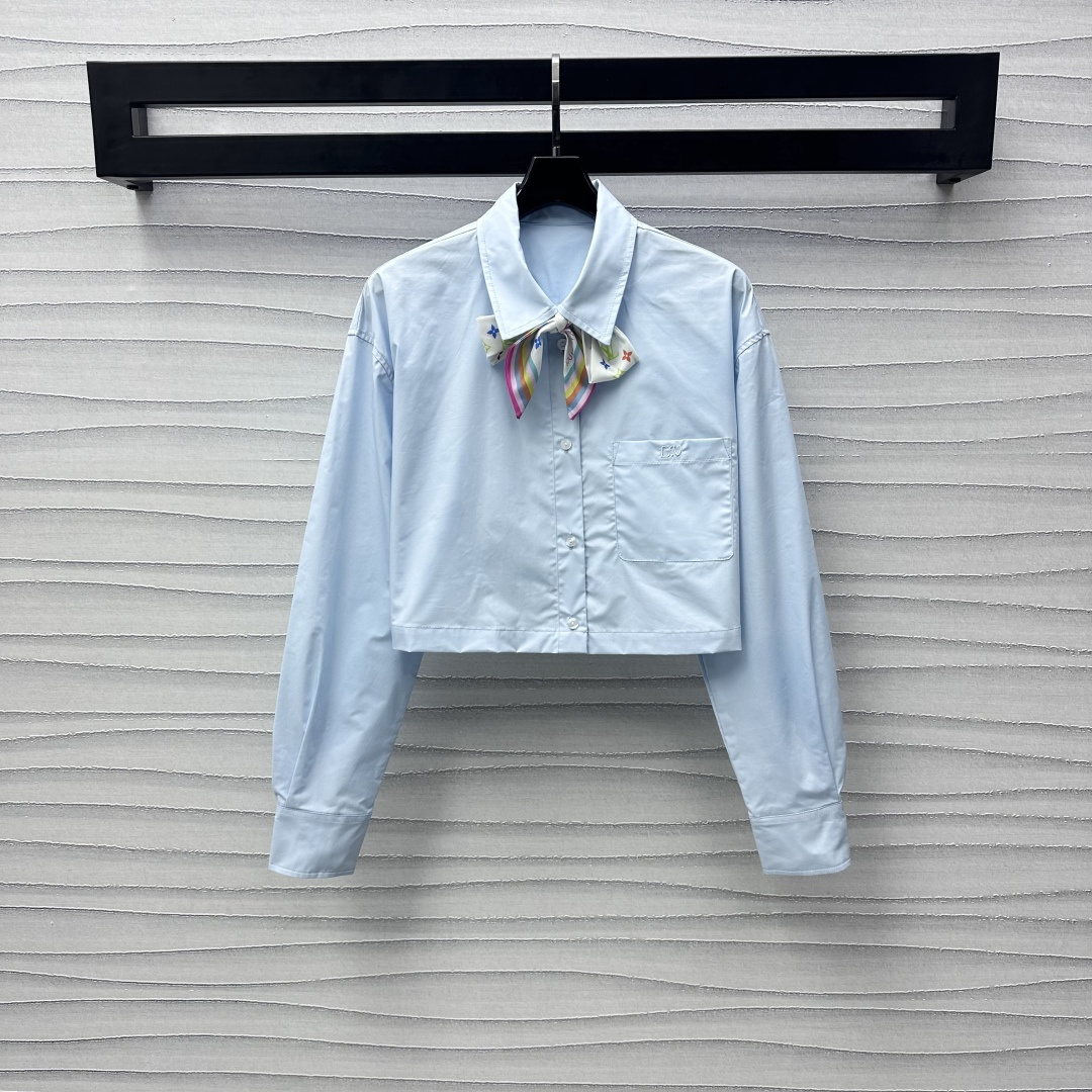 NO:317112,Louis Vuitto* new product on-shelf silk scarf long-sleeved shirt customized YB imported twill cotton material, light and comfortable, bottom-free and anti-wrinkle processing, single-sided pocket design on the chest, embellished with the iconic embroidered letters logo pattern, highlight the brand tone, matched with old-fashioned scarf design, add layered look, the upper body is full of lazy British atmosphere, matched with skirts or pants, high-end exquisite, surface accessories, lapel front shoulder short shirt tailoring, basic shirt that can be used for daily commuting and vacation, easy to wear to create a fashionable feeling, high-end version,,louis vuitton, skirts, shirts, alexander wang19860909Louis Vuitto*新品上架丝巾长袖衬衫定制YB进口斜纹全棉材质 轻薄舒适不透底 免烫抗皱工艺处理 胸前单侧口袋设计 配合标志性刺绣字母徽标图案点缀 彰显品牌调性 搭配老花丝巾设计 增添造型层次感 上身充满慵懒英伦气息 随意搭配半裙或裤子 高级精致 面辅料开发 翻领正肩短款衬衣剪裁 日常通勤度假都可驾驭的基础衬衫 轻松穿搭出洋气感 高版本,,louis vuitton,skirts,shirts,alexander wang,Women's clothing