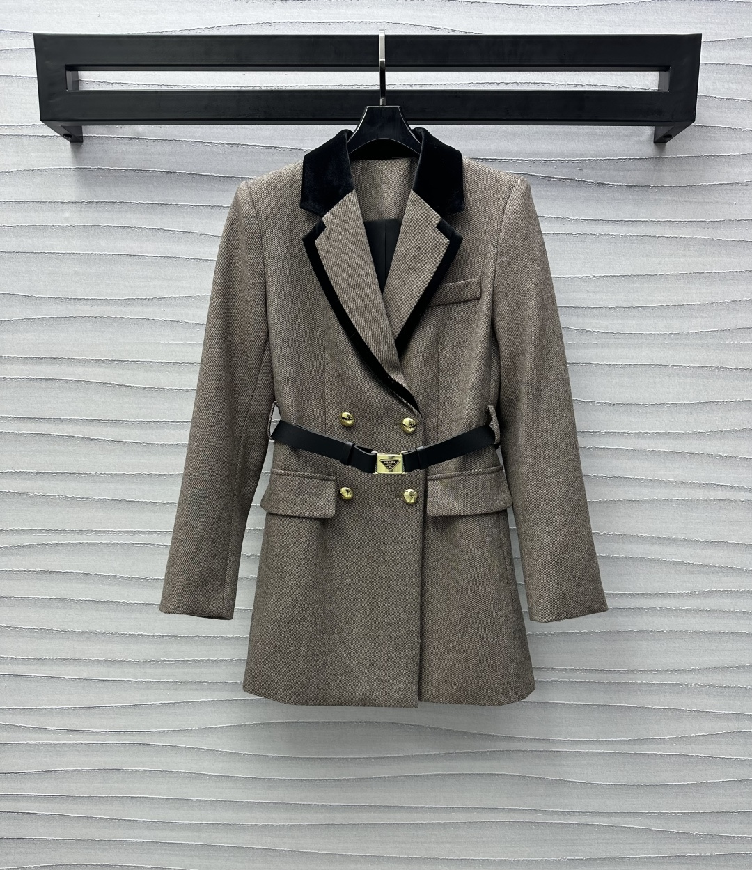 NO:317130,Prad*2025 new product is on the shelves of spliced ​​lapel belt jacket customized YB imported blended wool material solid wool content ensures excellent texture of ready-to-wear. Stand upright and sleek neckline is decorated with velvet splicing to add layering of styling. The aristocratic aura is fully displayed. The double-row engraved plaque buckles echo the triangle leather belt to highlight the brand tone. Fashionable and high-end surface accessories development. The silhouette mid-length jacket is cut. Daily commuting and dates are versatile. High-end version, prada, jackets & coats, alexander wang19860909Prad*2025新品上架拼接翻领腰带外套定制YB进口混纺羊毛材质 扎实羊毛含量 确保成衣绝佳质感 立挺垂顺 领口饰以丝绒拼接设计 增添造型层次感 贵族般气场尽现 双排刻印襟扣呼应三角标皮革腰带 彰显品牌调性 时髦高级 面辅料开发 廓形中长款外套剪裁 日常通勤约会百搭不出错  高版本,,prada,jackets & coats,alexander wang,Women's clothing