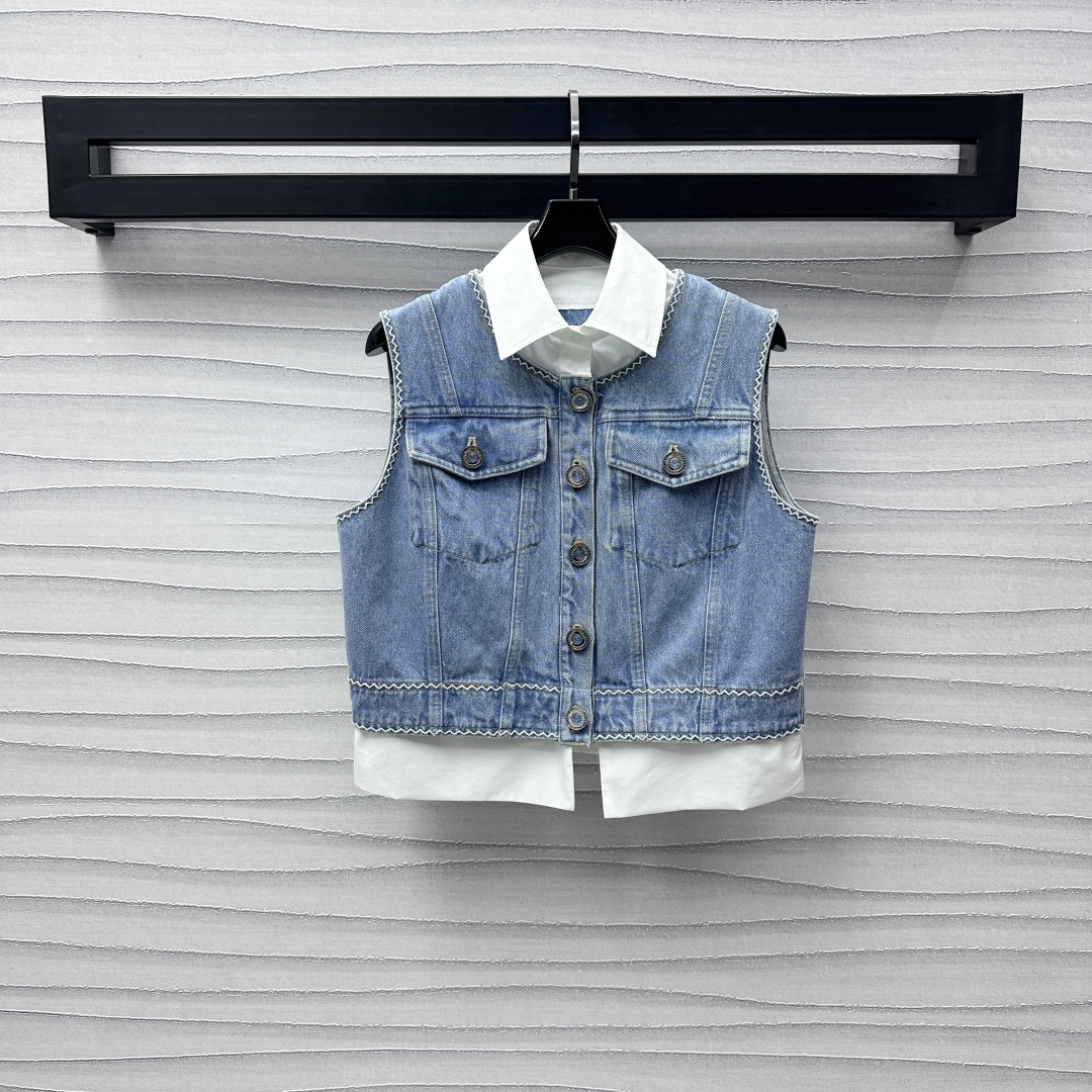 NO:307065,Chane*2025 new product is on the shelves of heavy industry spliced ​​denim vest custom YB imported twill cotton denim material Enzyme multiple washes present a fresh sky blue texture High-quality collar hem white shirt fabric splicing to add layered styling design Decorated with heavy industry mold opening diamond buckle adjustment design Rear waist side embroidery double C letter logo embellishment highlights the brand tone More high-end sense More surface auxiliary materials development Lapel pocket vest style tailoring Can be matched with denim trousers skirts in the same series Overall wavy pattern thick line edging Rich visual effect Complete set matching fashionable and fashionable Series development High-end version 36 38 40,,chanel, skirts,shirts,alexander wang19860909Chane*2025新品上架重工拼接牛仔马甲定制YB进口斜纹棉牛仔材质 酵素多重水洗 呈现清新天蓝色 质感上乘 领口衣摆白色衬衫面料拼接 增添造型层次感 饰以重工开模钻扣调节设计 后腰侧刺绣双C字母徽标点缀装饰 彰显品牌调性 高级感更突出 面辅料开发 翻领口袋马甲版型剪裁 可搭配同系列牛仔长裤半裙 整体波浪纹粗线包边 丰富视觉效果 成套搭配时髦洋气 系列开发  高版本36 38 40,,chanel,skirts,shirts,alexander wang,Women's clothing