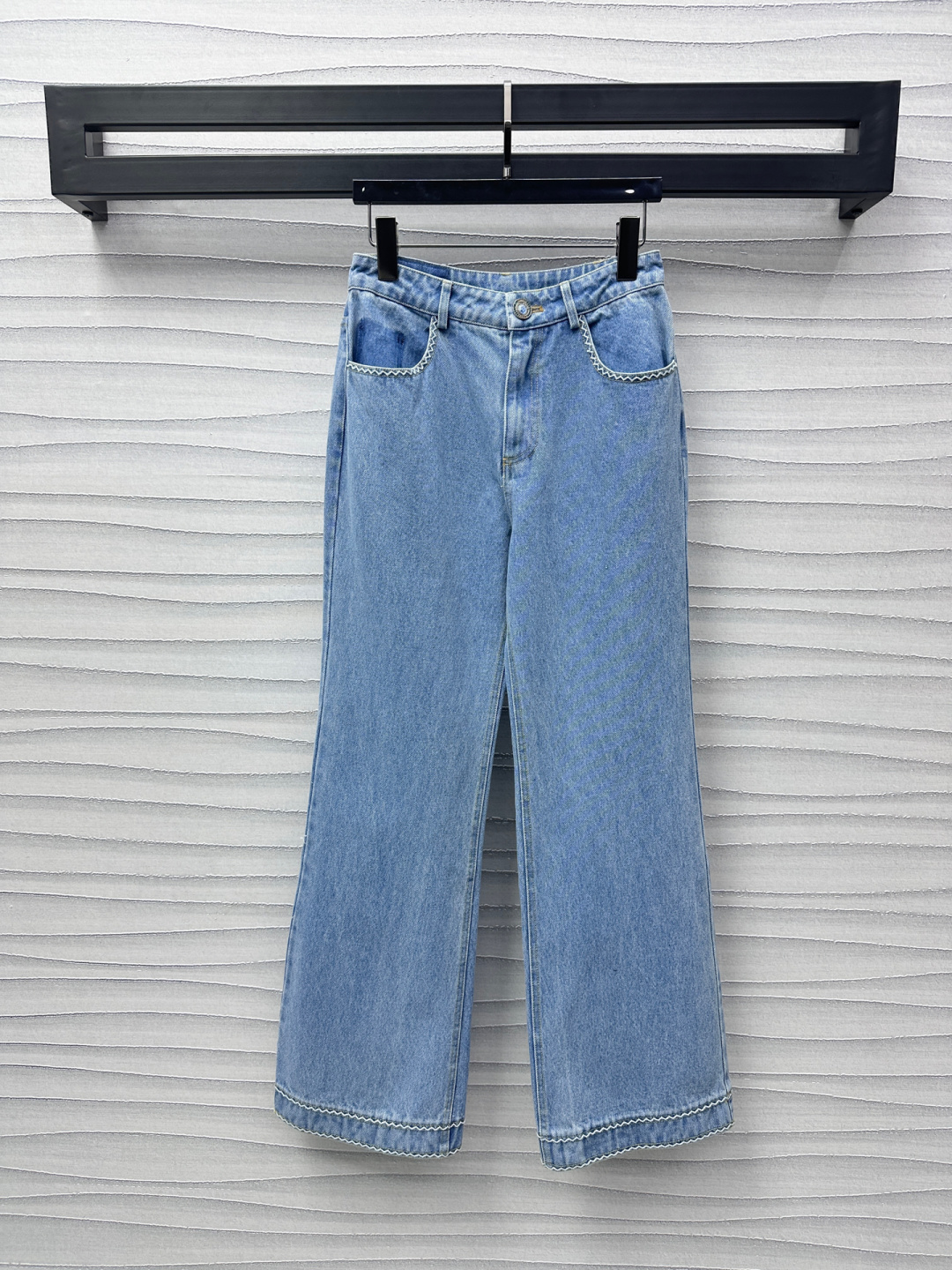 NO:307071,Chane*2025 new product is available on the shelves of high-waist straight-leg denim trousers customized YB imported twill cotton denim material. Enzyme multiple washes, fresh sky blue, high-quality texture, high-waist buckle symmetrical pocket, decorated with a single heavy-work mold drill buckle adjustment design, adding layered shape, double C letter logo embellishment decoration on the back waist side embroidered double C letter logo, highlighting the brand tone Straight fitting tolerant leg shape, slim and versatile, high-end sense more prominent face accessories development High-waist straight-leg trousers tailored, can be matched with denim vest jackets in the same series, overall wavy pattern thick line edging, rich visual effects, complete set matching fashionable and fashionable series development High-version 36 38 40,,chanel, jackets & coats,alexander wang19860909Chane*2025新品上架高腰直筒牛仔长裤定制YB进口斜纹棉牛仔材质 酵素多重水洗 呈现清新天蓝色 质感上乘 高腰系扣对称口袋 饰以单颗重工开模钻扣调节设计 增添造型层次感 后腰侧刺绣双C字母徽标点缀装饰 彰显品牌调性 直筒版型包容腿型 显瘦百搭 高级感更突出 面辅料开发 高腰直筒长裤剪裁 可搭配同系列牛仔马甲外套 整体波浪纹粗线包边 丰富视觉效果 成套搭配时髦洋气 系列开发   高版本36 38 40,,chanel,jackets & coats,alexander wang,Women's clothing