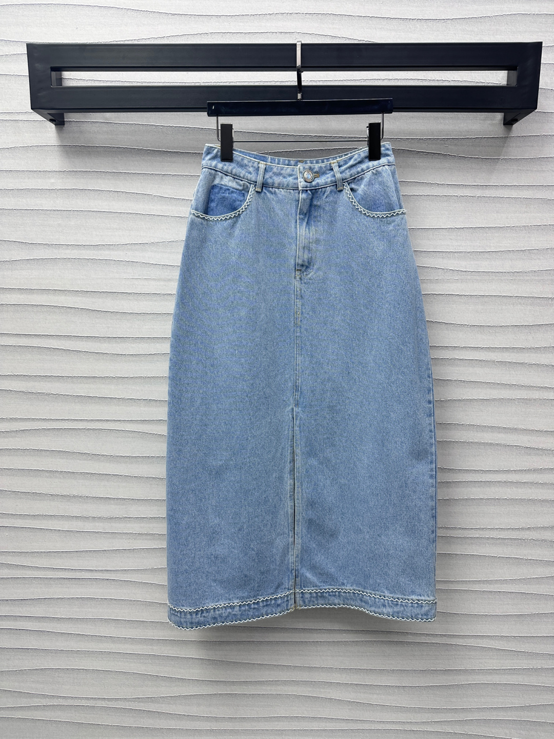 NO:307062,Chane*2025 new product is available on the shelves of high-waist slit denim skirt custom YB imported twill cotton denim material Enzyme multiple washes present a fresh sky blue texture High-waist buckle symmetrical pocket Decorated with a single heavy-work mold drill buckle to add a sense of styling layering The back waist side embroidered double C letter logo embellishment to highlight the brand tone Straight fittings to accommodate legs, slim and versatile, neat slit design, more outstanding sense of high-end, surface auxiliary materials development High-waist long skirt tailoring, can be matched with denim vest jackets in the same series Overall wavy pattern thick line edging Rich visual effect Complete sets are fashionable and fashionable Series development High-version 36 38 40,,chanel, skirts, jackets & coats,alexander wang19860909Chane*2025新品上架高腰开衩牛仔半裙定制YB进口斜纹棉牛仔材质 酵素多重水洗 呈现清新天蓝色 质感上乘 高腰系扣对称口袋 饰以单颗重工开模钻扣调节 增添造型层次感 后腰侧刺绣双C字母徽标点缀装饰 彰显品牌调性 直筒版型包容腿型 显瘦百搭 利落开衩设计 高级感更突出 面辅料开发 高腰长半裙剪裁 可搭配同系列牛仔马甲外套 整体波浪纹粗线包边 丰富视觉效果 成套搭配时髦洋气 系列开发   高版本36 38 40,,chanel,skirts,jackets & coats,alexander wang,Women's clothing