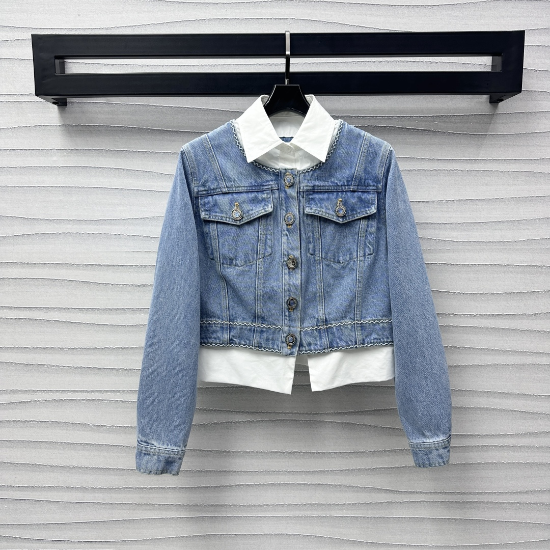 NO:307074,Chane*2025 new product is on the shelves of heavy industry spliced ​​denim jacket customized YB imported twill cotton denim material Enzyme multiple washes present a fresh sky blue texture High-quality collar hem white shirt fabric splicing to add layered styling design Decorated with heavy industry mold opening drill buckle adjustment design Rear waist side embroidery double C letter logo embellishment highlights the brand tone More high-end sense More surface auxiliary materials development Lapel pocket jacket jacket style tailoring Can be matched with denim trousers skirts in the same series Overall wavy pattern thick line edging Rich visual effect Complete set matching fashionable and fashionable Series development High-end version 36 38 40,,chanel, skirts, jackets & coats, jackets & coats,shirts,alexander wang19860909Chane*2025新品上架重工拼接牛仔外套定制YB进口斜纹棉牛仔材质 酵素多重水洗 呈现清新天蓝色 质感上乘 领口衣摆白色衬衫面料拼接 增添造型层次感 饰以重工开模钻扣调节设计 后腰侧刺绣双C字母徽标点缀装饰 彰显品牌调性 高级感更突出 面辅料开发 翻领口袋夹克外套版型剪裁 可搭配同系列牛仔长裤半裙 整体波浪纹粗线包边 丰富视觉效果 成套搭配时髦洋气 系列开发  高版本36 38 40,,chanel,skirts,jackets & coats,jackets & coats,shirts,alexander wang,Women's clothing