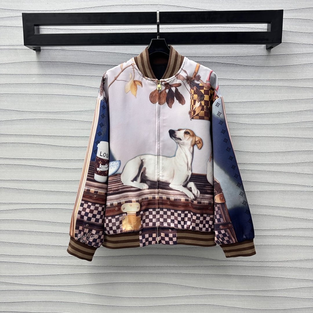 NO:307077,Louis Vuitto*2025 new product is available for dog printed jacket custom YB imported material, crisp and high-end texture, full-print British style dog portrait printing pattern, matched with iconic four-leaf clover letter elements, highlighting the brand tone, neckline hem cuffs, thread stripes contrast color, add to the styling layering, surface auxiliary materials development, stand-alone baseball uniform style cut, highlight casual and trendy style, casual wear, outstanding and fashionable, both men and women can control the outfits, high-end version,,louis vuitton, jackets & coats, jackets & coats, alexander wang19860909Louis Vuitto*2025新品上架狗狗印花夹克外套定制YB进口材质 挺括高级质感 满印英伦风狗狗肖像印花图案 搭配标志性四叶草字母元素 彰显品牌调性 领口衣摆袖口螺纹条纹撞色 增添造型层次感 面辅料开发 立领棒球服版型剪裁 突出休闲潮流风格 随意外搭出彩时髦 男女均可驾驭穿搭  高版本,,louis vuitton,jackets & coats,jackets & coats,alexander wang,Women's clothing