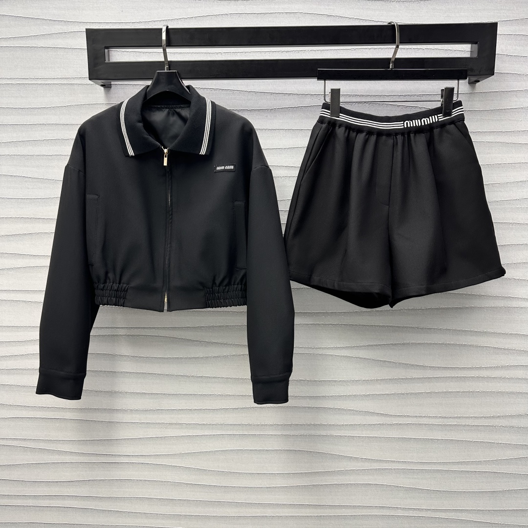 NO:307058,Miumi*2025 new product zipper jacket shorts set customized YB imported material, texture, glossy and high-quality lapel and shoulder jacket, hidden zipper design, wool letters and seals on the chest, highlight the brand tone, surface and accessories development, short jacket style cut, not picky body shape, match with the same series of webbing shorts, the upper body lengthens the leg proportion, look high and fashionable, the waist letters echo up and down, the complete set is more brand-fashioned, the most popular outfits nowadays, age-reducing campus style, high-end version,,miumiu, shorts, jackets & coats, jackets & coats, alexander wang19860909Miumi*2025新品上架拉链夹克短裤套装定制YB进口材质 质感光泽品相高级 翻领落肩夹克外套 隐藏式拉链设计 胸前毛织字母章仔装饰 彰显品牌调性 面辅料开发 短款夹克版型剪裁 不挑身材 搭配同系列织带短裤 上身拉长腿部比例 显高洋气 裤腰字母上下呼应 成套搭配更具品牌时尚风范 时下最流行穿搭 减龄校园风格 高版本,,miumiu,shorts,jackets & coats,jackets & coats,alexander wang,Women's clothing