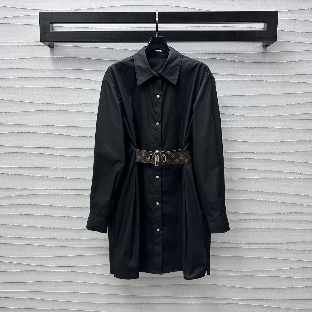 NO:307056,Louis Vuitto*2025 new product is available on the belt and shirt skirt, customized YB imported twill cotton material, free ironing process, crisp and stylish, the fabric feels soft and comfortable, three-dimensional cutting is simple and atmospheric, the presbyop belt positioning waistline at the waist, highlighting the body shape, highlighting the brand tone, exquisite pointed collar and single-row lettering round buckle adjustment decoration, adding layered shape, neat cut details highlighting the texture of the big brand, surface auxiliary materials development, shoulder-fall lapel shirt skirt tailoring, modifying the body temperament and elegant, daily casual commuting outfits, high-end without losing the aura, high-end 2 colors,,louis vuitton, skirts, shirts, alexander wang19860909Louis Vuitto*2025新品上架腰带衬衣裙定制YB进口斜纹全棉材质 免烫工艺处理 挺括有型 面料手感柔软舒适 立体裁剪简约大气 前身腰间老花皮带定位腰线 凸显身型 彰显品牌调性 精致尖领搭配单排刻字圆扣调节装饰 增添造型层次感 利落裁剪细节凸显大牌质感 面辅料开发 落肩翻领衬衫裙剪裁 修饰身材气质优雅 日常休闲通勤穿搭不出错 高级而不失气场  高版本2色,,louis vuitton,skirts,shirts,alexander wang,Women's clothing