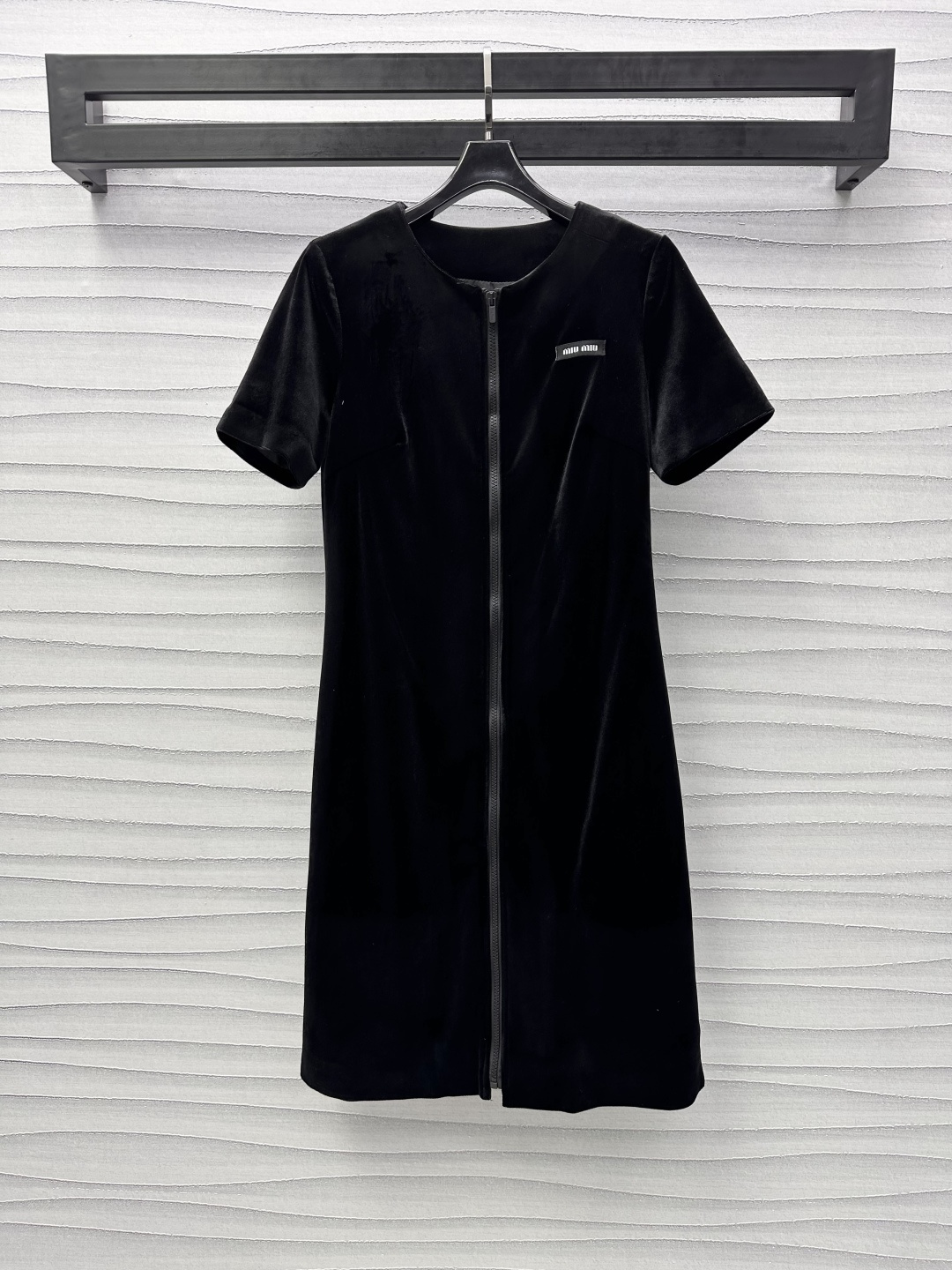 NO:307046,Miumi*2025 new product is available on the shelves of round neck velvet straight-tube dress with custom YB imported velvet material soft and comfortable Full-open tiled zipper adjustment design Adds styling layering Loose straight silhouette moderate length Engraving decoration on the chest letter badge embellishment highlights the brand style Made of gram heavy velvet full weight, draped and flowing with slimming visual effect Create a gorgeous personality style Developed with auxiliary materials Zippered short-sleeved dress tailored Single-wear inner wear and stylish High-version, Miumiu, skirts, T-shirts, alexander wang19860909Miumi*2025新品上架圆领丝绒直筒连衣裙定制YB进口丝绒材质 柔软舒适 全开襟刻字拉链调节设计 增添造型层次感 宽松直筒廓形适中长度 胸前字母徽章点缀装饰 彰显品牌调性 突出缪系风格 采用克重丝绒制成 份量感十足 垂坠飘逸自带显瘦视觉效果 打造华丽的个性风格 面辅料开发 拉链短袖连衣裙剪裁 单穿内搭都出彩时髦 高版本,,miumiu,skirts,T-shirt,alexander wang,Women's clothing