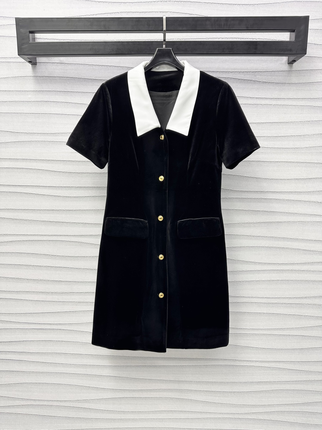 NO:307052,Miumi*2025 new product is available on the shelves of velvet spliced ​​collar dress with custom YB imported velvet material with delicate luster. Decorated with spliced ​​contrasting collar design to highlight the brand tone. Single-row button adjustment treatment adds a sense of styling. Symmetric pockets are decorated with decoration. Convenient and practical. Face and auxiliary materials development. Short-sleeved dress tailoring. No body-styling. A must-enter the temperamental lady. High-end version, miumiu, skirts, T-shirt, alexander wang19860909Miumi*2025新品上架丝绒拼接领连衣裙定制YB进口丝绒材质 光泽细腻 饰以拼接撞色领口设计 彰显品牌调性 单排纽扣调节处理 增添造型层次感 对称口袋配合装饰 便捷实用百搭 面辅料开发 短袖连衣裙剪裁 不挑身型穿搭 气质小姐姐必入   高版本,,miumiu,skirts,T-shirt,alexander wang,Women's clothing