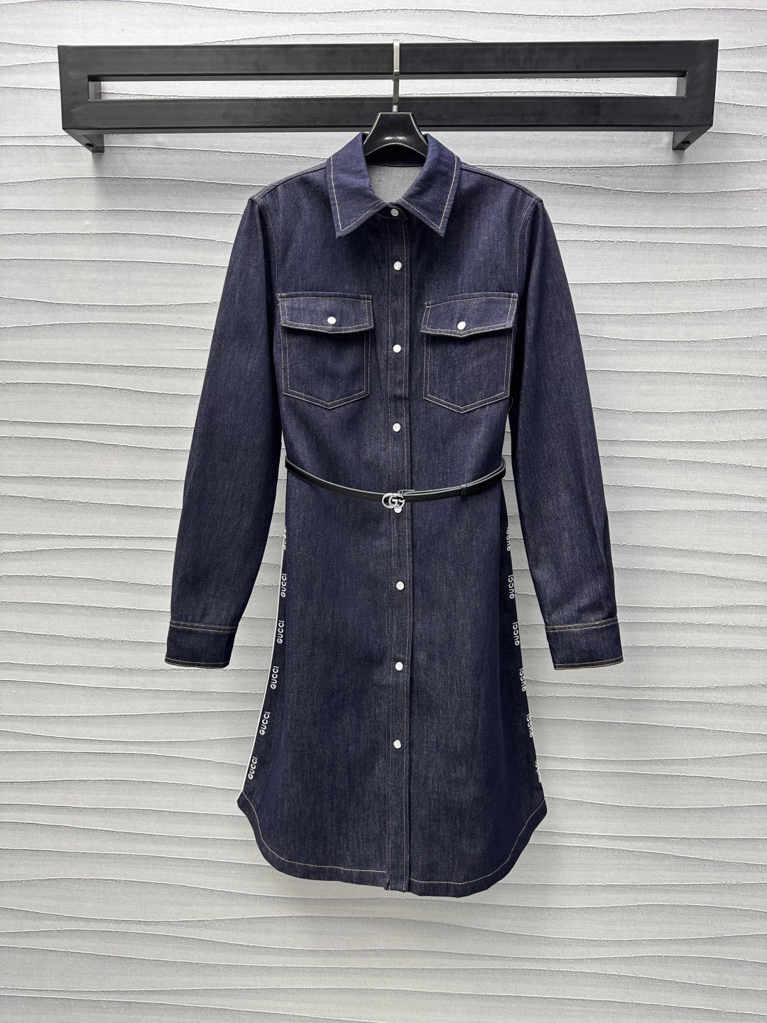 NO:307069,Gucc*2025 new product launches belt denim dress custom YB imported twill cotton denim material Enzyme washing Retro and fashionable Full-open round buckle adjustment Combined with the double pocket design on the chest to add layering of the styling The brand logo embroidered letter webbing on both sides to highlight the brand tone Low-key and yet individuality Leather belt incorporates blessing Modify the figure Facial and auxiliary materials development Lapel dress tailoring You can easily control various occasions for daily commuting and date High-end version, Gucci, Skirts, Alexander wang19860909Gucc*2025新品上架腰带牛仔连衣裙定制YB进口斜纹棉牛仔材质 酵素水洗 复古时髦 全开襟圆扣调节 配合胸前双口袋设计 增添造型层次感 两侧品牌标志刺绣字母织带拼接 彰显品牌调性 低调中不失个性 皮革腰带融入加持 修饰身材 面辅料开发 翻领连衣裙剪裁 日常通勤约会都能轻松驾驭各种场合  高版本,,gucci,skirts,alexander wang,Women's clothing