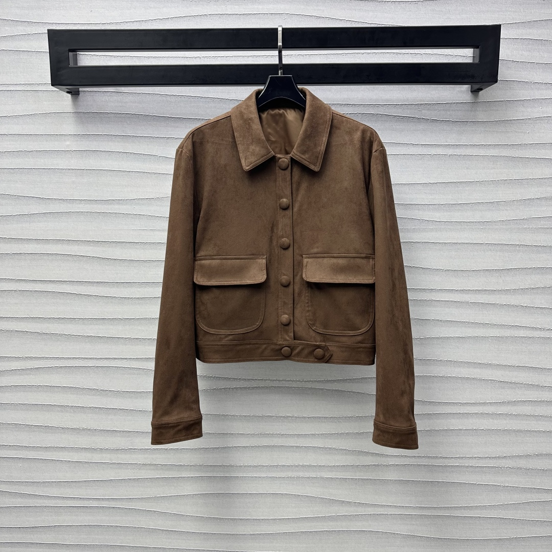 NO:307073,Celin*2025 new product lapel elk leather jacket customized YB imported elk leather material smooth and soft and comfortable, golden brown suede texture obvious, presenting an Italian retro style, with round buckle adjustment design on the front closure, symmetrical flip pockets, adding layered look, facial auxiliary materials development, lapel front shoulder jacket tailoring, upper body modification body shape, elegant temperament, casual wear, brilliant and fashionable, high-end version,,celine, jackets & coats,alexander wang19860909Celin*2025新品上架翻领麋皮外套定制YB进口麋皮绒材质 光滑柔软舒适 金棕绒面肌理明显 呈现意式复古风情 前襟本布圆扣调节设计 搭配对称翻盖口袋 增添造型层次感 面辅料开发 翻领正肩外套剪裁 上身修饰体型 穿搭优雅气质 随意外搭出彩时髦 高版本,,celine,jackets & coats,alexander wang,Women's clothing