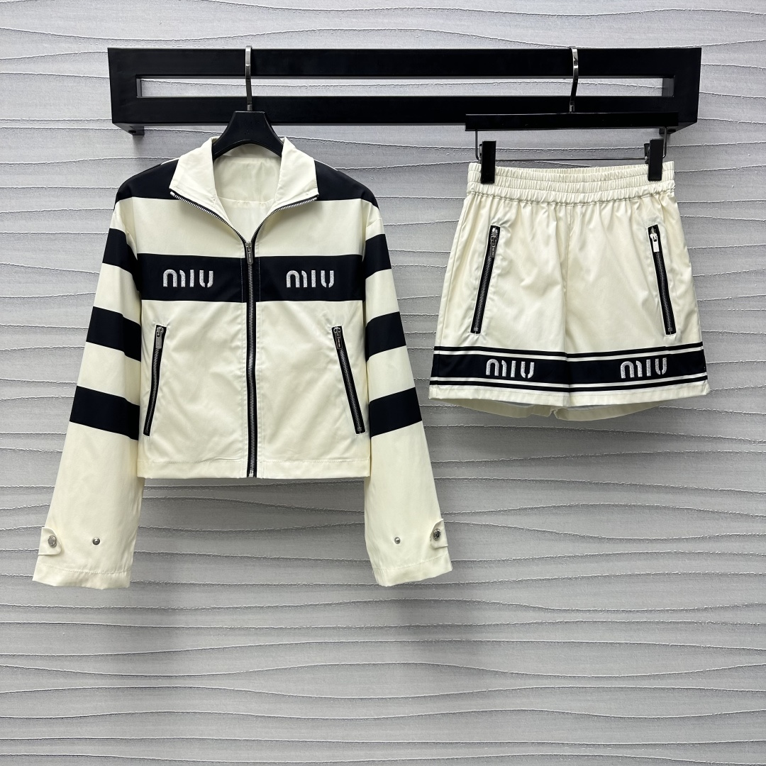 NO:307067,Miumi*2025 new product zipper jacket shorts set customized YB imported nylon material, crisp, comfortable and stylish, with open zipper adjustment, embroidered letters on the chest, contrasting outline of the logo, highlighting the brand tone, the back extends to the hand sleeve striped design, adds a sense of styling, double-sided zipper pocket embellishment, presents a casual and fashionable sense of workwear, surface accessories, development of stand-up collar jacket with elastic waist shorts in the same series, echoing up and down, lays a trendy positioning, complete set of upper body, the best choice for daily casual, fashionable and fashionable, high-end version,,miumiu, shorts, jackets & coats, jackets & coats, alexander wang19860909Miumi*2025新品上架拉链夹克短裤套装定制YB进口尼龙材质 挺括舒适有型 沿用开襟拉链调节处理 胸前刺绣字母徽标撞色轮廓线 彰显品牌调性 后背延伸至手袖条纹设计 增添造型层次感 双侧拉链口袋点缀 呈现工装休闲时尚感 面辅料开发 立领夹克外套搭配同系列松紧腰短裤 上下呼应 奠定潮流定位 成套上身 日常休闲的不二之选 时髦洋气  高版本,,miumiu,shorts,jackets & coats,jackets & coats,alexander wang,Women's clothing