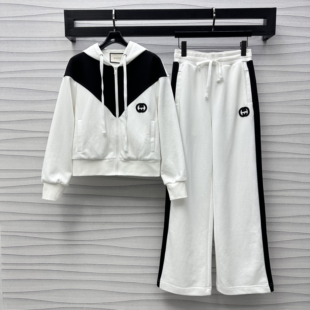 NO:307542,Gucc*2025 new product is available in the shelves of color-blocked hooded jacket trousers set. Customized YB imported native cotton material, crisp, comfortable and stylish, decorated with sewn logo logo, highlighting the brand tone, the large body forms a black and white contrasting splicing, adding layered styling, surface auxiliary materials development, two-color drawstring hooded jacket elastic waist wide-leg trousers, the same logo and color matching on the sides, showing casual style, effortless matching, high-end fashionable style, meets multiple needs, high-end 2 colors,,gucci,jackets & coats,hats,alexander wang19860909Gucc*2025新品上架拼色连帽外套长裤套装定制YB进口原生全棉材质 挺括舒适有型 饰以缝制logo徽标装饰 彰显品牌调性 大身形成黑白撞色拼接 增添造型层次感 面辅料开发 双色抽绳连帽外套松紧腰阔腿长裤 侧边同样徽标和拼色呼应 尽显休闲格调 成套不费力搭配 高级时髦款 满足多种需求搭配 高版本2色,,gucci,jackets & coats,hats,alexander wang,Women's clothing