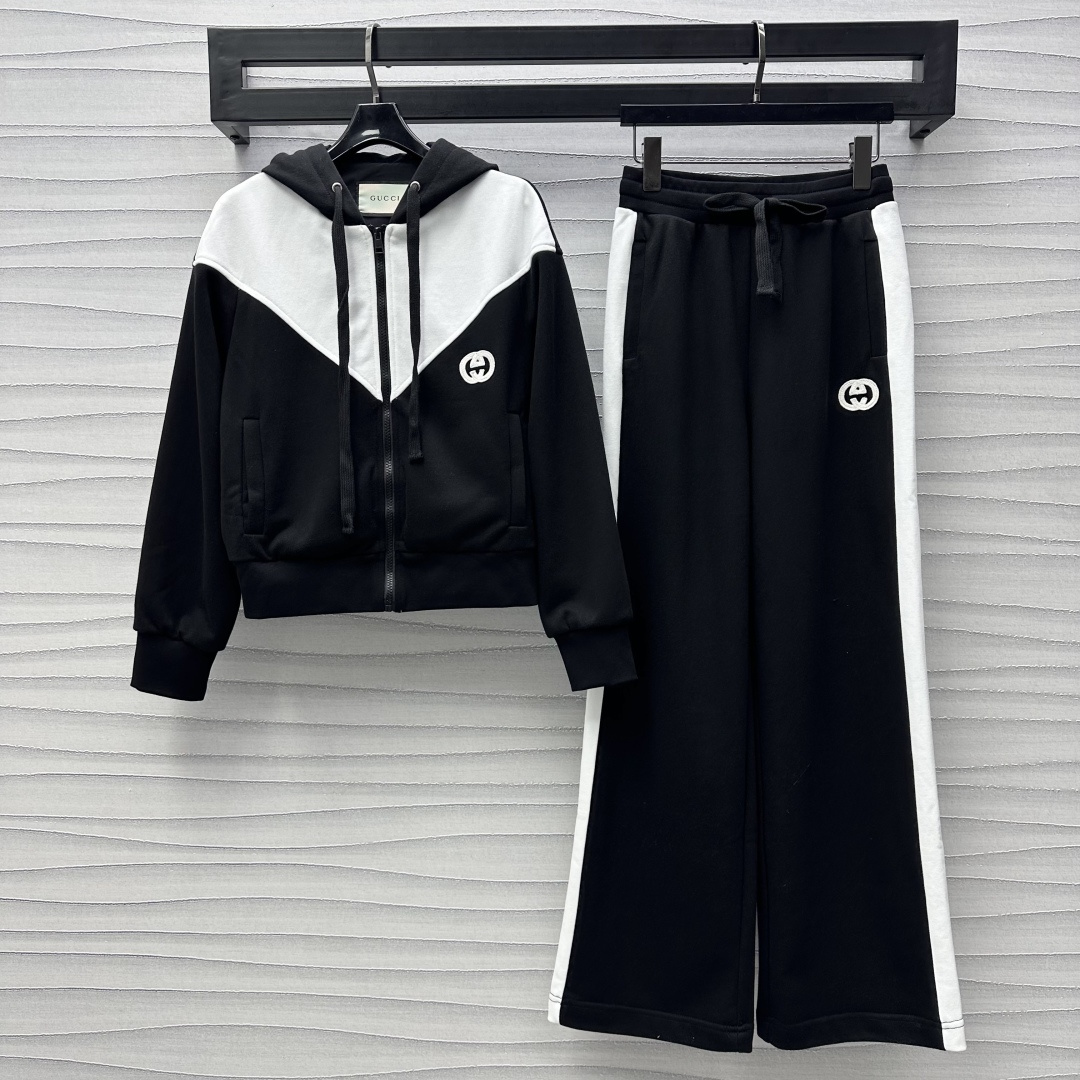 NO:307547,Gucc*2025 new product is available in the shelves of color-blocked hooded jacket trousers set. Customized YB imported native cotton material, crisp, comfortable and stylish, decorated with sewn logo logo, highlighting the brand tone, the large body forms a black and white contrasting splicing, adding layered styling, surface auxiliary materials development, two-color drawstring hooded jacket elastic waist wide-leg trousers, the same logo and color matching on the sides, showing casual style, effortless matching, high-end fashionable style, meets multiple needs, high-end 2 colors,,gucci,jackets & coats,hats,alexander wang19860909Gucc*2025新品上架拼色连帽外套长裤套装定制YB进口原生全棉材质 挺括舒适有型 饰以缝制logo徽标装饰 彰显品牌调性 大身形成黑白撞色拼接 增添造型层次感 面辅料开发 双色抽绳连帽外套松紧腰阔腿长裤 侧边同样徽标和拼色呼应 尽显休闲格调 成套不费力搭配 高级时髦款 满足多种需求搭配 高版本2色,,gucci,jackets & coats,hats,alexander wang,Women's clothing