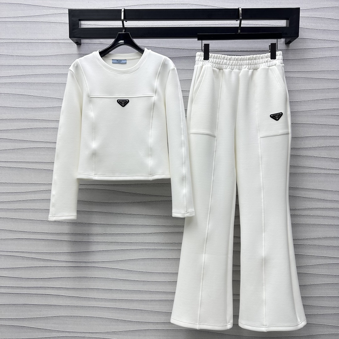 NO:307517,Prad*2025 new product is available on the shelves of round neck sweatshirt trousers set. Customized YB imported twill cotton material is soft and skin-friendly. It is not easy to deform and pill after washing for a long time. It is full of texture. The chest is decorated with triangular letter logos to highlight the brand adjustment. The style is instantly improved. The surface and auxiliary materials are developed. The round neck long sleeve sweatshirts are matched with the same series of micro-flare trousers. The slim fit style is more dynamic. The rich visual effect is more fashionable. The hips are embellished with the upper and lower sides. The overall coordination is unified. The unique personality of the symmetrical pockets and splicing feel are unique. The complete set is simple and advanced. The daily suit casual outfit guide. High version 2 colors, prada, hoodie, sweatshirts, alexander wang19860909Prad*2025新品上架圆领卫衣长裤套装定制YB进口斜纹棉材质 柔软亲肤 久洗不易变形起球 质感十足 胸前饰以三角字母徽标点缀装饰 彰显品牌调节 格调瞬间提升 面辅料开发 圆领长袖卫衣搭配同系列微喇长裤 修身版型活力气息 丰富视觉效果更显时髦 胯部点缀上下呼应 整体协调统一 对称口袋和拼接感走线独特个性 成套搭配简约高级 日常套装休闲穿搭指南 高版本2色,,prada,hoodie,sweatshirts,alexander wang,Women's clothing