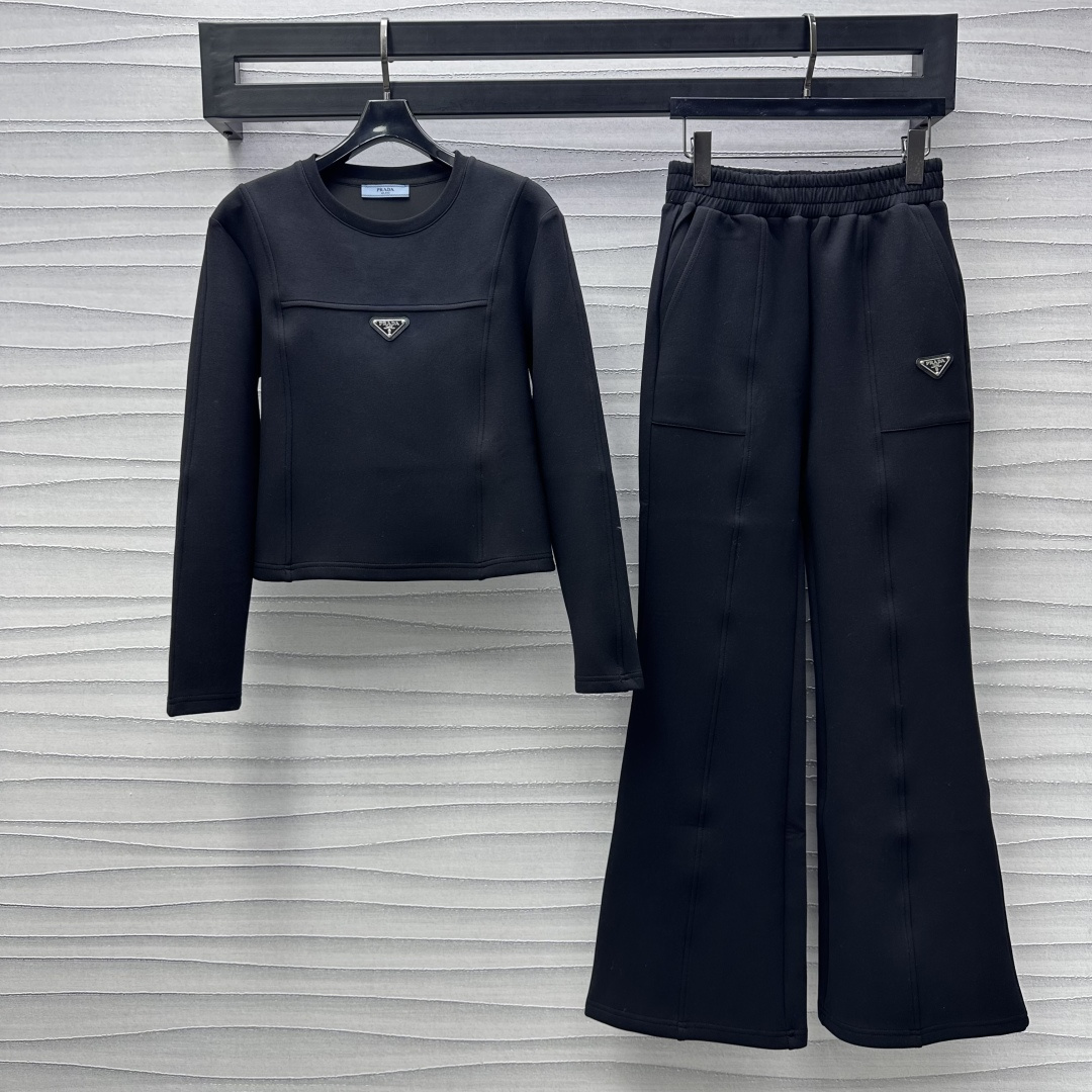 NO:307521,Prad*2025 new product is available on the shelves of round neck sweatshirt trousers set. Customized YB imported twill cotton material is soft and skin-friendly. It is not easy to deform and pill after washing for a long time. It is full of texture. The chest is decorated with triangular letter logos to highlight the brand adjustment. The style is instantly improved. The surface and auxiliary materials are developed. The round neck long sleeve sweatshirts are matched with the same series of micro-flare trousers. The slim fit style is more dynamic. The rich visual effect is more fashionable. The hips are embellished with the upper and lower sides. The overall coordination is unified. The unique personality of the symmetrical pockets and splicing feel are unique. The complete set is simple and advanced. The daily suit casual outfit guide. High version 2 colors, prada, hoodie, sweatshirts, alexander wang19860909Prad*2025新品上架圆领卫衣长裤套装定制YB进口斜纹棉材质 柔软亲肤 久洗不易变形起球 质感十足 胸前饰以三角字母徽标点缀装饰 彰显品牌调节 格调瞬间提升 面辅料开发 圆领长袖卫衣搭配同系列微喇长裤 修身版型活力气息 丰富视觉效果更显时髦 胯部点缀上下呼应 整体协调统一 对称口袋和拼接感走线独特个性 成套搭配简约高级 日常套装休闲穿搭指南 高版本2色,,prada,hoodie,sweatshirts,alexander wang,Women's clothing