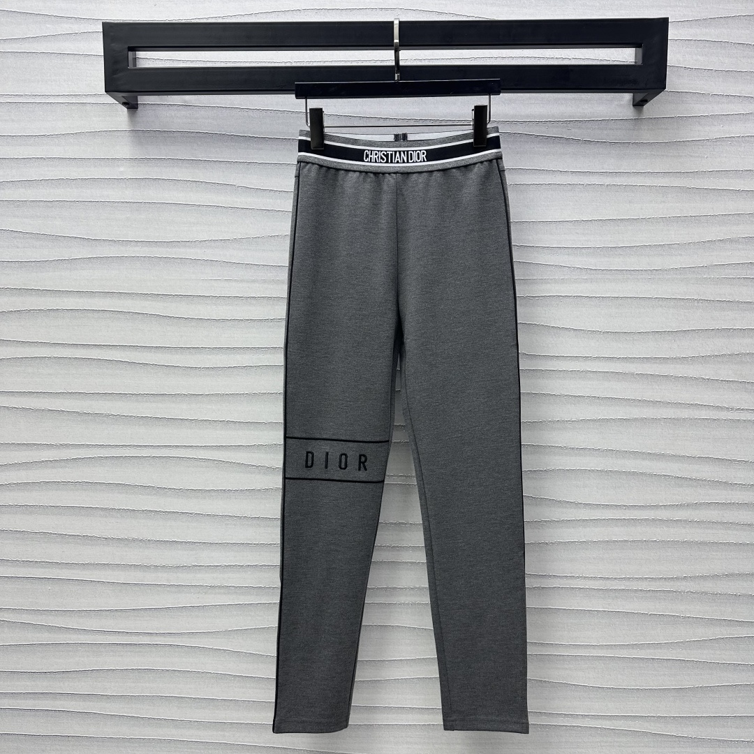 NO:307536,Dio*2025 new product launching webbing elastic leggings customized YB imported high-elastic material, easy to move, soft and skin-friendly, iconic letter webbing adjustment design at waist, highlight the brand tone, single-sided knee printed letter embellishment and decoration, add layered look, surface auxiliary material development, high-waist leggings tailoring, neat cut, easy outline waist lines and long legs proportions, icon highlights personal taste, meets various outfit needs for daily commuting, high version 2 colors,,dior,alexander wang19860909Dio*2025新品上架织带弹力打底裤定制YB进口高弹力材质 活动自如 柔软亲肤 腰间标志性字母织带调节设计 彰显品牌调性 单侧膝盖印花字母点缀装饰 增添造型层次感 面辅料开发 高腰打底裤剪裁 利落裁剪轻松勾勒腰部线条和长腿比例 图标突出个性品味 满足日常通勤多种穿搭需求 高版本2色,,dior,alexander wang,Women's clothing