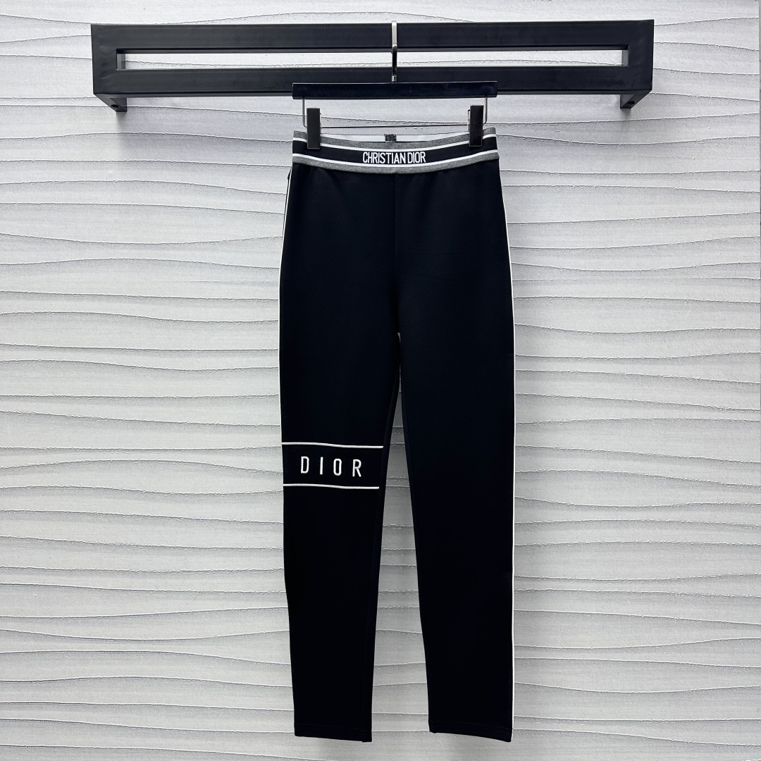 NO:307533,Dio*2025 new product launching webbing elastic leggings customized YB imported high-elastic material, easy to move, soft and skin-friendly, iconic letter webbing adjustment design at waist, highlight the brand tone, single-sided knee printed letter embellishment and decoration, add layered look, surface auxiliary material development, high-waist leggings tailoring, neat cut, easy outline waist lines and long legs proportions, icon highlights personal taste, meets various outfit needs for daily commuting, high version 2 colors,,dior,alexander wang19860909Dio*2025新品上架织带弹力打底裤定制YB进口高弹力材质 活动自如 柔软亲肤 腰间标志性字母织带调节设计 彰显品牌调性 单侧膝盖印花字母点缀装饰 增添造型层次感 面辅料开发 高腰打底裤剪裁 利落裁剪轻松勾勒腰部线条和长腿比例 图标突出个性品味 满足日常通勤多种穿搭需求 高版本2色,,dior,alexander wang,Women's clothing