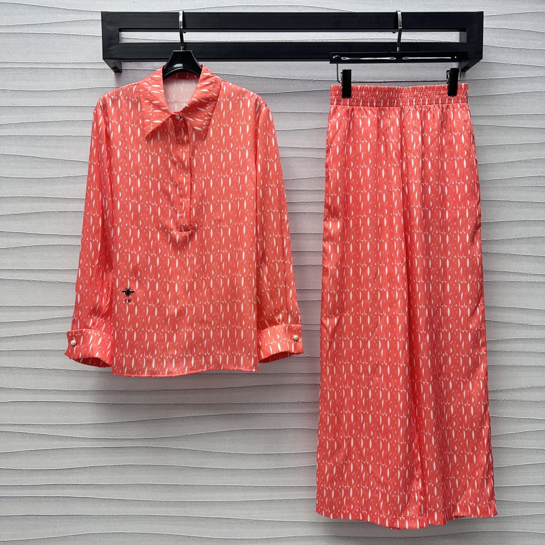 NO:307520,Dio*2025 new product is available for printing shirts and trousers set. Customized YB imported twill thick material. The texture is draped. Light and breathable. Lapel front shoulder shirts and trousers set. Active craftsmanship printed all-in-one letter pattern. CD bee embroidered logo. Shows the brand tone. The shirt is well-tailed. The white button embellishment of the placket. Combined with the back letter printing elements, adds a sense of styling. The surface and auxiliary materials are developed. Lapel half-laced shirts are matched with the same series. Loose and fashionable. The legs are loose and fashionable. The upper body is loose and fashionable. Daily commuting and vacation outfits are all high-end versions, dior,shirts,alexander wang19860909Dio*2025新品上架印花衬衫长裤套装定制YB进口斜纹稠材质 质感垂顺 轻盈透气 翻领正肩衬衫长裤套装版型 活性工艺印花通体字母图案CD蜜蜂刺绣徽标 彰显品牌调性 衬衫剪裁得体 门襟白色纽扣点缀 配合后背字母印花元素 增添造型层次感 相得益彰 面辅料开发 翻领半襟衬衫搭配同系列高腰长裤 宽松时髦修饰腿型 成套上身松弛洋气 日常通勤度假穿搭都 高版本,,dior,shirts,alexander wang,Women's clothing