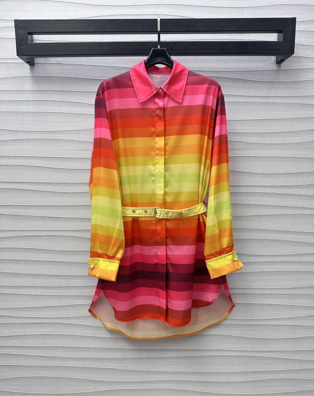 NO:307532,Dio*2025 new product launches on the shelves of rainbow striped belt shirt skirt custom YB imported twill thick material, smooth and comfortable texture, shoulder lapel shirt skirt design, modify body and elegant temperament, exquisite pointed collar and single button adjustment decoration, add layered look, full body vitality tie-dye geometric color striped print, highlight the brand tone, neat cut details highlight the texture of the big brand, large body bright colors and versatile and outstanding, belt positioning waistline, highlight body shape, unified style, development of auxiliary materials, lapel shirt skirt tailoring, daily casual commuting, high-end without losing aura, high-end version,,dior, skirts,shirts,alexander wang19860909Dio*2025新品上架彩虹条纹腰带衬衫裙定制YB进口斜纹稠材质 质感垂顺舒适 正肩翻领衬衫裙设计 修饰身材气质优雅 精致尖领搭配领口单颗纽扣调节装饰 增添造型层次感 通体活力扎染几何彩色条纹印花 彰显品牌调性 利落裁剪细节凸显大牌质感 大身亮色百搭又出挑 腰带定位腰线 凸显身型 风格统一协调 面辅料开发 翻领衬衫裙剪裁 日常休闲通勤穿着不出错 高级而不失气场  高版本,,dior,skirts,shirts,alexander wang,Women's clothing