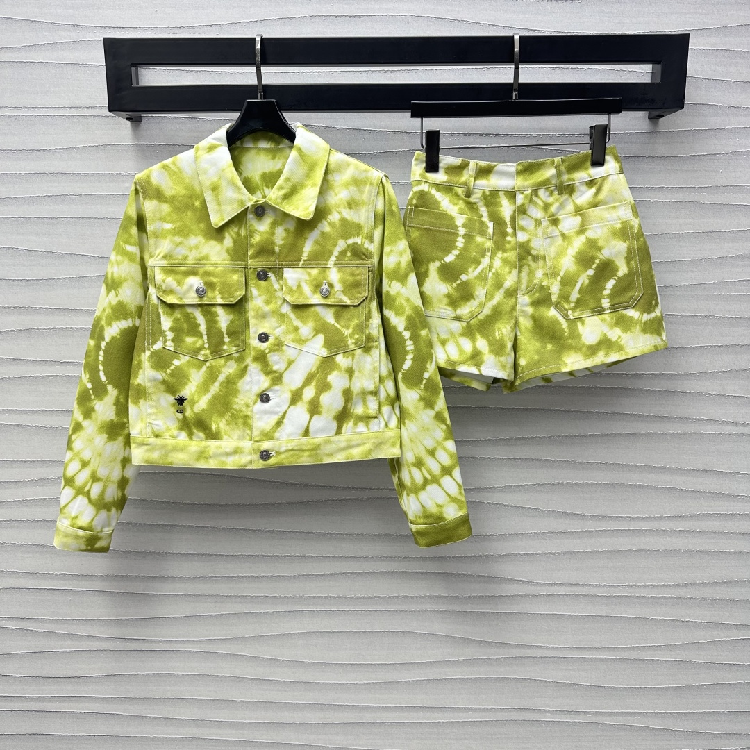 NO:307524,Dio*2025 new product on-the-shelf tie-dye denim jacket shorts set custom YB imported twill cotton denim material breathable and comfortable, full texture The whole set is full of colorful tie-dye printing elements, the holiday style and workwear are cleverly integrated, exquisite lapels are matched with chest flip pocket design, adding layered styling, waist CD bee embroidery pattern embellishment, upper and lower Miss Dio* logo echoes the brand tone, face and auxiliary materials development, jackets are matched with the same series of shorts, wear long legs, good proportions, abdomen and hips, outline curves, complete sets of upper body are brilliant and fashionable, daily date casualness is more fashionable, high version 2 colors,,dior, shorts, jackets & coats, jackets & coats, alexander wang19860909Dio*2025新品上架扎染牛仔夹克短裤套装定制YB进口斜纹棉牛仔材质 透气舒适 质感十足 套装通体以大面积缤纷扎染印花元素 度假风气息与工装休闲感巧妙融合 精巧翻领搭配胸前翻盖口袋设计 增添造型层次感 腰间CD蜜蜂刺绣图案点缀 上下Miss Dio*徽标呼应 彰显品牌调性 面辅料开发 夹克外套搭配同系列短裤 穿出长腿好比例 收腹遮胯勾勒曲线 成套上身出彩时髦 日常约会休闲更显时髦风范 高版本2色,,dior,shorts,jackets & coats,jackets & coats,alexander wang,Women's clothing