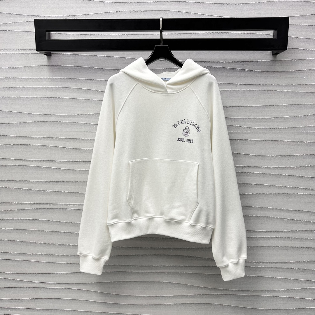 NO:307488,Prad*2025 new product hooded letter sweatshirts are on the shelves, customized YB imported native cotton material, soft and skin-friendly, not easy to deform and pill after washing for a long time, full texture, embellished with arched letter logos on the chest, highlighting the brand tone, regular style combined with the details of the big pocket, add to the layering of the styling, facial accessories, hooded long-sleeved sweatshirts, the upper body is loose and fashionable, high-version, prada, hoodie, sweatshirts, hats, alexander wang19860909Prad*2025新品上架连帽字母卫衣定制YB进口原生全棉材质 柔软亲肤 久洗不易变形起球 质感十足 胸前饰以拱形字母徽标点缀 彰显品牌调性 常规版型结合大插兜细节 增添造型层次感 面辅料开发 连帽长袖卫衣剪裁 上身松弛时髦 高版本,,prada,hoodie,sweatshirts,hats,alexander wang,Women's clothing