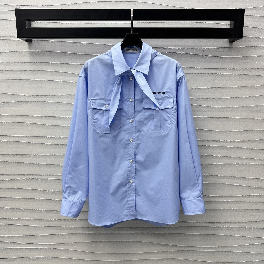 NO:307503,Prad*2025 new product ties lapel long sleeve shirts customized YB imported twill cotton material, free ironing process, solid color matching pocket design, letter embroidery logo embellishes the chest, highlights the brand tone, tie removable design, adds layering of styling, combines handsomeness and sweetness, show different charm, surface auxiliary material development, regular shirt style cut, exquisite and a little handsome, unique personality, high version 2 colors,,prada,shirts,ties,alexander wang19860909Prad*2025新品上架领带翻领长袖衬衫定制YB进口斜纹全棉材质 免烫工艺处理 整件纯色搭配口袋设计 字母刺绣徽标点缀胸前 彰显品牌调性 领带可拆卸设计 增添造型层次感 帅气与甜美相结合 展现不一样的魅力 面辅料开发 常规衬衣版型剪裁 精致又带点帅气 独特个性  高版本2色,,prada,shirts,ties,alexander wang,Women's clothing