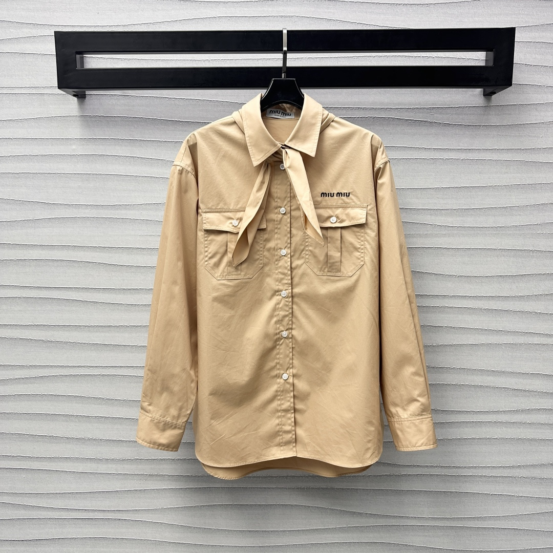 NO:307497,Prad*2025 new product ties lapel long sleeve shirts customized YB imported twill cotton material, free ironing process, solid color matching pocket design, letter embroidery logo embellishes the chest, highlights the brand tone, tie removable design, adds layering of styling, combines handsomeness and sweetness, show different charm, surface auxiliary material development, regular shirt style cut, exquisite and a little handsome, unique personality, high version 2 colors,,prada,shirts,ties,alexander wang19860909Prad*2025新品上架领带翻领长袖衬衫定制YB进口斜纹全棉材质 免烫工艺处理 整件纯色搭配口袋设计 字母刺绣徽标点缀胸前 彰显品牌调性 领带可拆卸设计 增添造型层次感 帅气与甜美相结合 展现不一样的魅力 面辅料开发 常规衬衣版型剪裁 精致又带点帅气 独特个性  高版本2色,,prada,shirts,ties,alexander wang,Women's clothing