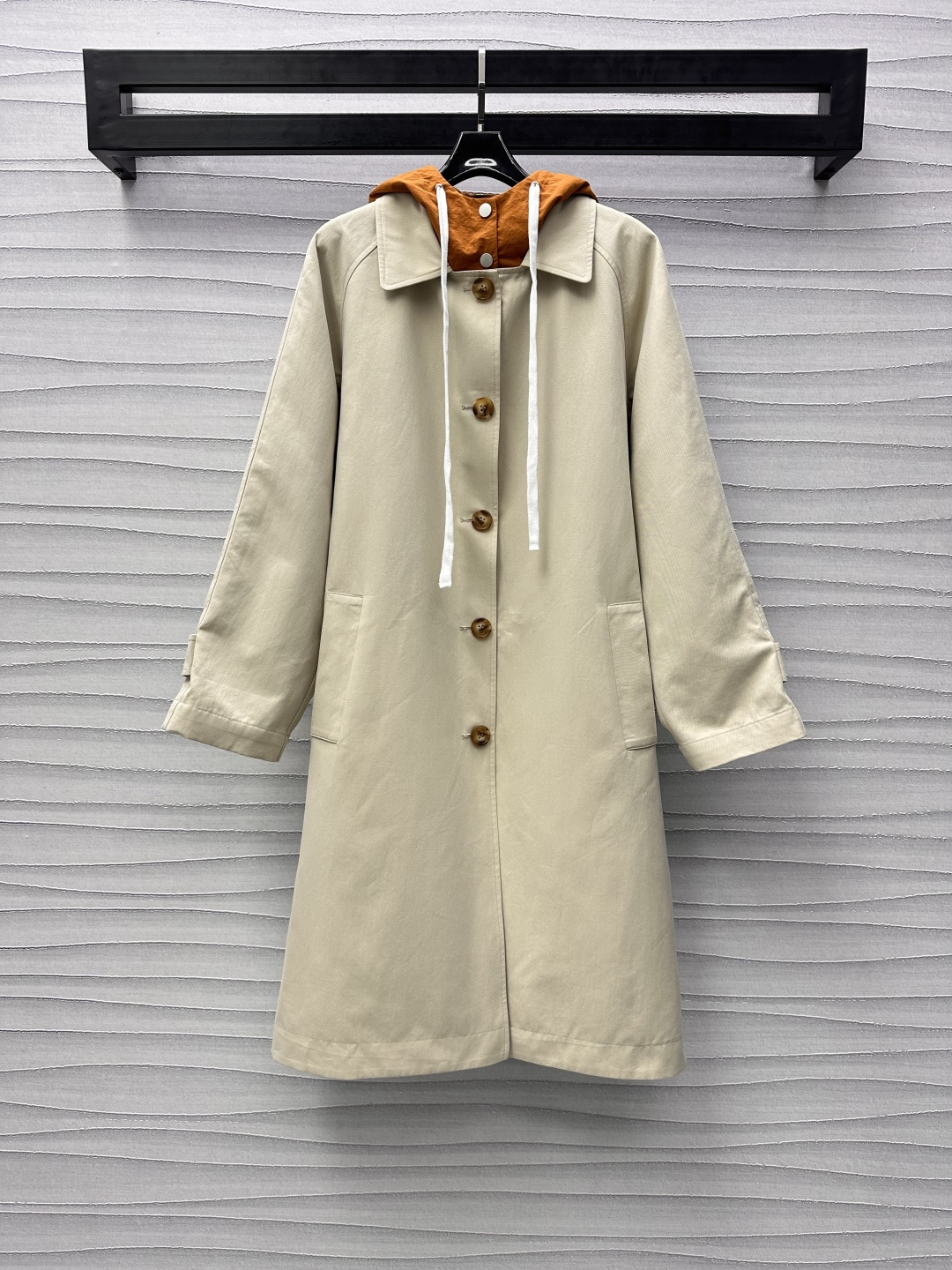 NO:307515,Miumi*2025 new product is available on the shelves of two sides of hooded windbreaker jackets customized with YB imported windbreaker material. Craft processing, crisp and stylish, high-quality texture, shoulder-fall design creates a relaxed and casual style. Two-color splicing, inside and outside, plain amber closure buckle loose adjustment with cuffs, with gentle and literary sense of the heroine of the Korean drama. Symmetrical pocket elastic tight cuffs, more neat and clever, temperament is switched casually, lines create elegant outlines, surface auxiliary materials development, hooded long windbreaker jacket tailoring, a must-have item that is both fashionable and practical, daily layered temperament charming British elegance, high-version 2 colors,,miumiu, jackets & coats,hats,alexander wang19860909Miumi*2025新品上架两面穿连帽风衣外套定制YB进口风衣材质 工艺处理 挺括有型 质感高级 落肩设计打造松弛休闲风格 双色内外拼接两面穿 素面琥珀襟扣宽松调节带袖口 自带韩剧女主的温婉文艺感 对称口袋松紧束紧袖口 穿搭更显利落灵巧 气质随意切换 线条打造优雅的轮廓 面辅料开发 连帽长款风衣外套剪裁 时尚与实用兼备的必备单品 日常叠穿气质魅力英伦优雅 高版本2色,,miumiu,jackets & coats,hats,alexander wang,Women's clothing