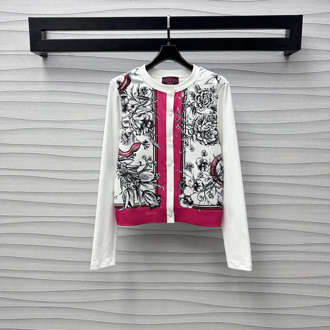 NO:307491,Gucc*2025 new product is available on the shelves of round neck spliced ​​printed cardigans customized YB imported twill cotton material. The texture is excellent. The ready-made decoration is narrowed with threaded edges. The overall shape is high-end and crisp. The front piece is sketched and floral pattern embellished to highlight the brand's tone. The front closure position of the closure is outlined with contrasting edges. The creative spark of splicing is created to create a unique fashionable style of the brand. Adding a sense of styling to conventional and versatile styles. The development of surface accessories. The round neck cardigan style is cut. The essential items of intellectual and socialite style. High-version, gucci, alexander wang19860909Gucc*2025新品上架圆领拼接印花开衫定制YB进口斜纹绸斜纹棉材质 质感上乘 成衣饰以螺纹包边收窄处理 整体造型高级挺括 前片通体素描花卉图案点缀 彰显品牌调性 衣摆前襟包边位置沿用撞色边条勾勒 碰撞出拼接的创意火花 打造品牌特有时髦风格 为常规百搭款式增添造型层次感 面辅料开发 圆领开衫版型剪裁 知性名媛风必备单品  高版本,,gucci,alexander wang,Women's clothing