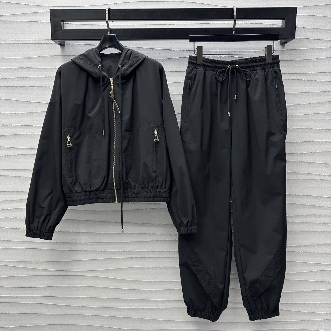 NO:308102,Louis Vuitto*2025 new product is available on the shelves of Jacquard Splicing Casual Set Customized YB imported windproof and waterproof nylon material, comfortable and breathable, crisp and stylish, high-temperature relief foaming process, presenting a three-dimensional four-leaf clover letter pattern embellishing top hood, highlighting the brand tone, Zippered with custom leather webbing, enhances texture, symmetrical large-capacity insertion design, adds a sense of styling, facial auxiliary material development, hooded jacket trousers suit cut, drawstrings, foot trousers in the same series, splicing up and down on the calf, low-key personality charm, and highlights the body lines, the best choice for daily sports and casual outfits, high version 2 colors,,louis vuitton, jackets & coats,hats,alexander wang19860909Louis Vuitto*2025新品上架提花拼接休闲套装定制YB进口防风防水尼龙材质 舒适透气 挺括有型 高温浮雕发泡工艺处理 呈现出立体四叶草字母图案点缀上衣兜帽 彰显品牌调性 拉链饰以定制皮革织带 提升质感 对称大容量插兜设计 增添造型层次感 面辅料开发 连帽外套长裤套装剪裁 同系列抽绳束脚长裤 则在小腿处拼接上下呼应 低调个性魅力 更凸显身形线条 日常运动休闲穿搭的不二之选 高版本2色,,louis vuitton,jackets & coats,hats,alexander wang,Women's clothing