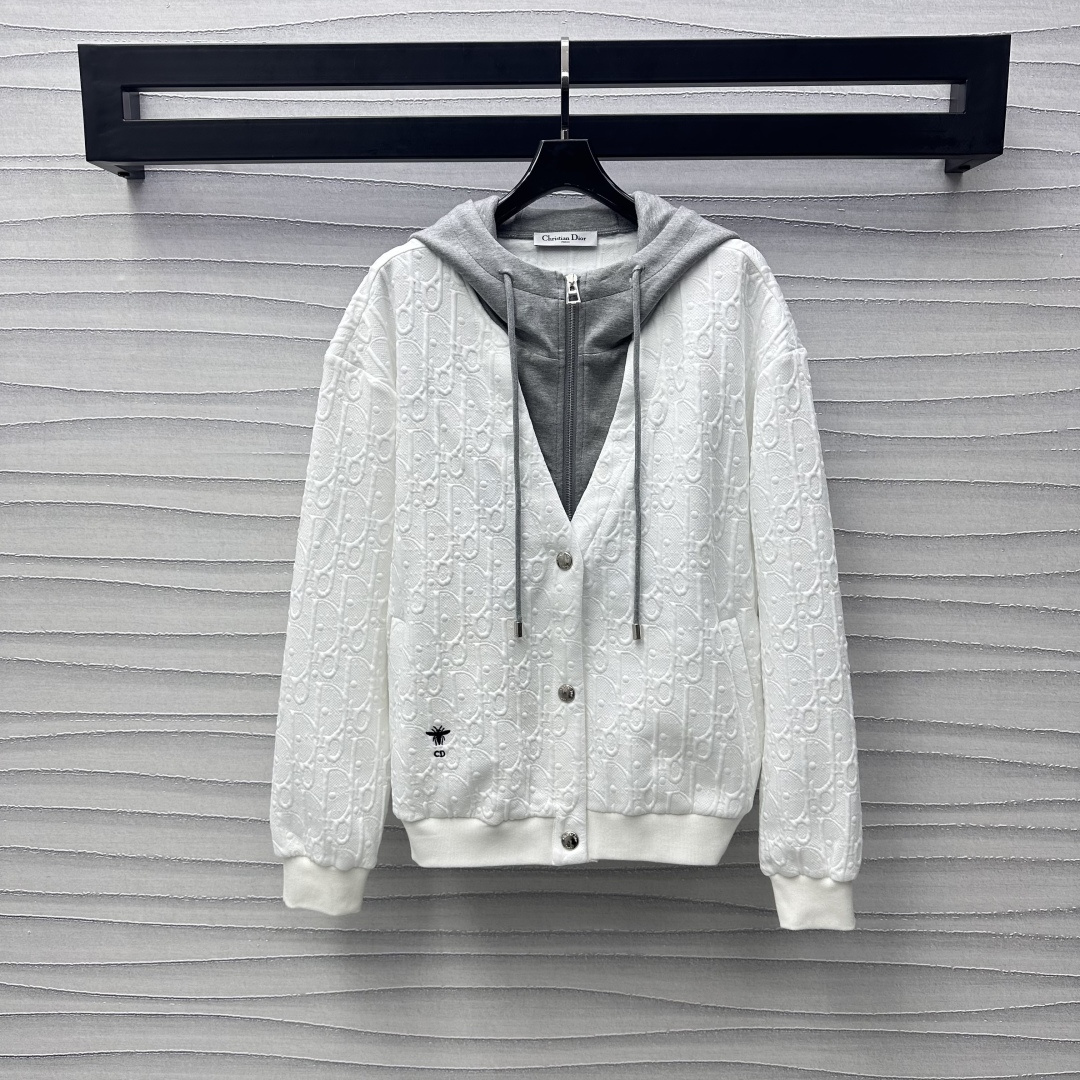 NO:308085,Dio*2025 new product is on the shelves of Jacquard Spliced ​​Hooded Jacket Customized YB imported twill cotton material, breathable and comfortable, full texture P large body is embellished with refreshing white base color-blocking hood to add layering, the whole body is decorated with jacquard letters, highlighting the brand tone, the cuffs are elastic and fit more light and flexible, and matched with zipper design, rich visual effects, surface accessories, hooded drawstring jacket jacket tailoring, enhance the fashion of outdoor activities, any casual outfits are brilliant and fashionable, high-end version,,dior, jackets & coats, jackets & coats,hats,alexander wang19860909Dio*2025新品上架提花拼接连帽外套定制YB进口斜纹全棉材质 透气舒适 质感十足 p大身通体以清爽白色打底拼色兜帽点缀 增添造型层次感 通体饰以提花字母装饰 彰显品牌调性 袖口松紧贴合身型更为轻便灵活 配合拉链设计 丰富视觉效果 面辅料开发 连帽抽绳夹克外套剪裁 提升户外活动穿搭的时尚度 随意外搭都出彩时髦 高版,,dior,jackets & coats,jackets & coats,hats,alexander wang,Women's clothing