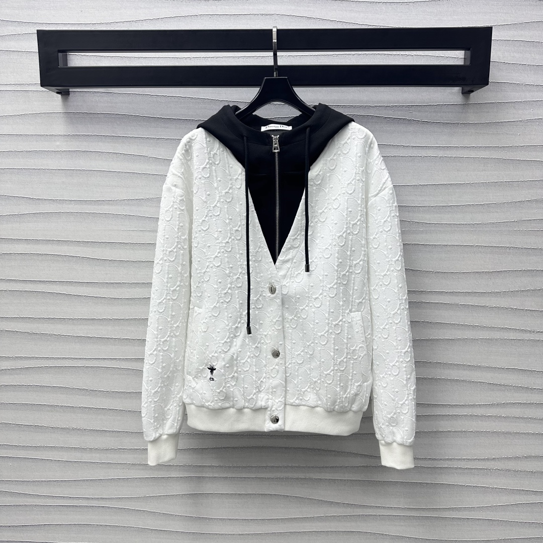 NO:308108,Dio*2025 new product is on the shelves of Jacquard Spliced ​​Hooded Jacket Customized YB imported twill cotton material, breathable and comfortable, full texture, the body is embellished with refreshing white base color-blocking hood to add layering, the whole body is decorated with jacquard letters, highlighting the brand tone, the cuffs are elastic and fit more light and flexible, and matched with zipper design, rich visual effects, surface accessories, hooded drawstring jacket jacket tailoring, enhance the fashion of outdoor activities, any casual outfits are brilliant and fashionable, high version 2 colors,,dior, jackets & coats, jackets & coats,hats,alexander wang19860909Dio*2025新品上架提花拼接连帽外套定制YB进口斜纹全棉材质 透气舒适 质感十足 大身通体以清爽白色打底拼色兜帽点缀 增添造型层次感 通体饰以提花字母装饰 彰显品牌调性 袖口松紧贴合身型更为轻便灵活 配合拉链设计 丰富视觉效果 面辅料开发 连帽抽绳夹克外套剪裁 提升户外活动穿搭的时尚度 随意外搭都出彩时髦 高版本2色,,dior,jackets & coats,jackets & coats,hats,alexander wang,Women's clothing