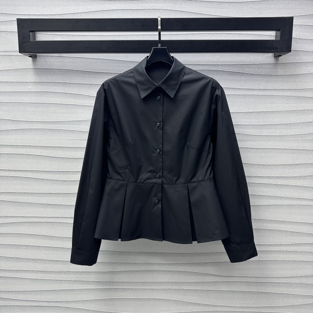 NO:308092,Dio*2025 new product is available on the shelves of the lapel slim long-sleeved shirt, customized with YB imported cotton material, craftsmanship, crisp and stylish, waist decoration is decorated with embroidered CD bee logo, highlighting the brand tone, hem press pleat cutting processing, add layered look, get rid of the previous design, make ready-made clothes more unique, face and accessories development, lapel waist-closing shirt tailoring, upper body visual is slimmer and fashionable, absolutely high-end outfit for girls, high-end version 2 colors,,dior,shirts,alexander wang19860909Dio*2025新品上架翻领修身长袖衬衫定制YB进口全棉材质 工艺处理 挺括有型 腰间饰以刺绣CD蜜蜂徽标点缀装饰 彰显品牌调性 下摆压褶裁剪处理 增添造型层次感 摆脱以往的设计 让成衣更具备独特性 面辅料开发 翻领收腰衬衫剪裁 上身视觉更为显瘦时髦 妥妥高知女郎高级感穿搭 高版本2色,,dior,shirts,alexander wang,Women's clothing