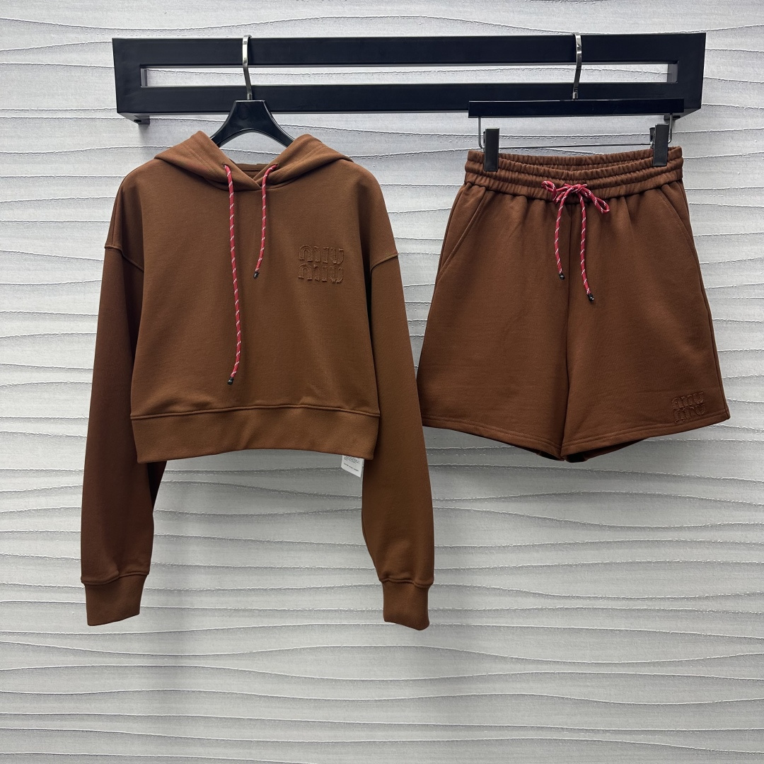 NO:308103,Miumi*2025 new product hooded sweatshirt shorts set customized YB imported native cotton material, gram-weight cotton, full texture, restored quality, brand letter sewn on the chest, embellishment and decoration, show brand tone, show unique style, loose style, not picky on the figure, develop facial accessories, hooded short sweatshirts with the same series of shorts, twisted drawstring elastic trousers, the logo echoes the upper and lower, the outfit is loose and fashionable, the complete set is more fashionable, lazy and casual daily matching, create a relaxed and relaxed attitude towards life, high version 7,,miumiu,hoodie,sweatshirts, shorts,hats,alexander wang19860909Miumi*2025新品上架连帽卫衣短裤套装定制YB进口原生全棉材质 克重全棉 质感十足 品相还原 胸前品牌字母缝制章仔点缀装饰 显品牌调性 尽显独特风范 宽松版型 不挑身材 面辅料开发 连帽短款卫衣搭配同系列短裤 绞色抽绳松紧裤头 徽标上下呼应 穿搭松弛时髦 成套搭配更具时尚风格 慵懒休闲日常搭配 营造松弛生活态度  高版本 7,,miumiu,hoodie,sweatshirts,shorts,hats,alexander wang,Women's clothing
