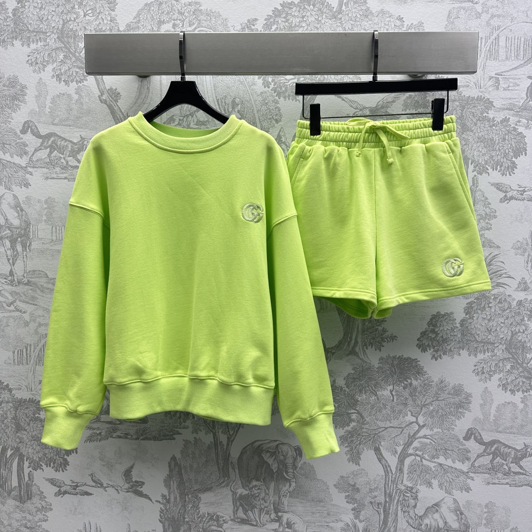 NO:308091,Gucc*2025 new product launch round neck sweatshirt shorts set customized YB imported native cotton material, crisp, comfortable and stylish, shoulder drop-back silhouette sweatshirt style, cuff hem threaded edge details, add layering of styling, create a delicate and coordinated atmosphere, embroidered letters on the chest, embroidered letters logo pattern decoration, highlight the brand tone, surface and auxiliary materials development, round neck long-sleeved sweatshirts with the same series of elastic waist shorts, logo processing echoes the overall style low-key and texture, symmetrical pockets are fashionable and practical, casual and fashionable, daily commuting and outdoor sports are suitable for high-end,,gucci,hoodie, sweatshirts, shorts,alexander wang19860909Gucc*2025新品上架圆领卫衣短裤套装定制YB进口原生全棉材质 挺括舒适有型 落肩套头廓形卫衣版型 袖口下摆螺纹包边细节 增添造型层次感 营造出精致协调的氛围感 胸前点缀刺绣字母徽标图案装饰 彰显品牌调性 面辅料开发 圆领长袖卫衣搭配同系列弹力腰短裤 徽标处理上下呼应 整体风格低调不失质感 对称口袋时尚又有实用性 穿搭休闲时髦 日常通勤户外运动都适配  高版本,,gucci,hoodie,sweatshirts,shorts,alexander wang,Women's clothing
